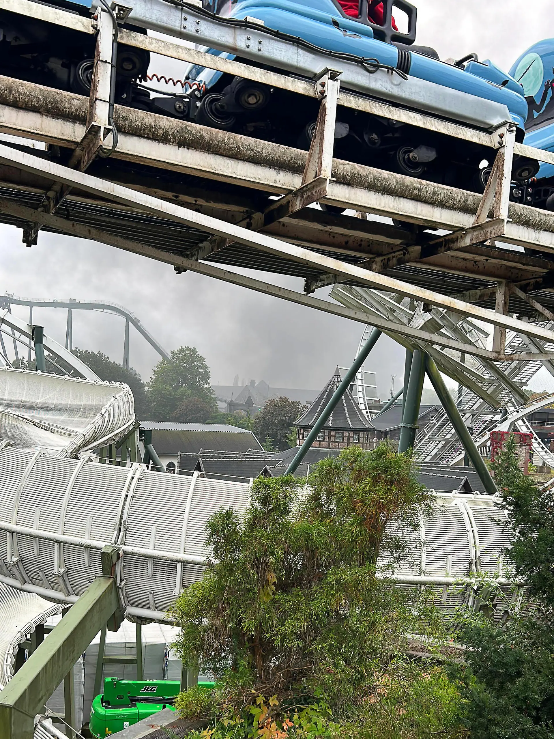 11.10.2023, Niedersachsen, Soltau: Rauch ist im Freizeitpark Heidepark Soltau wegen eines Feuers in einem ehemaligen Verwaltungsgebäude zu sehen. Aus Sicherheitsgründen wurden die rund 4500 Besucher zu ihren Autos geleitet und mussten den Park im Heidekreis verlassen. Foto: Sascha Thelen/dpa +++ dpa-Bildfunk +++