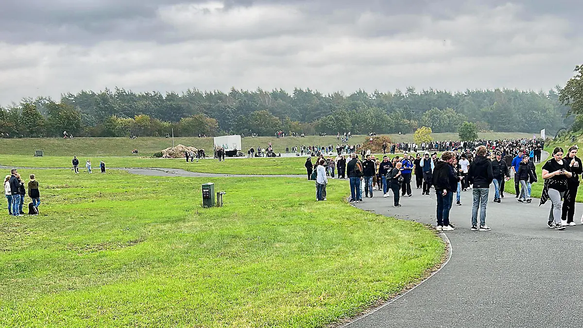 11.10.2023, Niedersachsen, Soltau: Besucher des Freizeitparks Heidepark Soltau verlassen wegen eines Feuers in einem ehemaligen Verwaltungsgebäude das Parkgelände. Aus Sicherheitsgründen wurden die rund 4500 Besucher zu ihren Autos geleitet. Foto: Sascha Thelen/dpa +++ dpa-Bildfunk +++