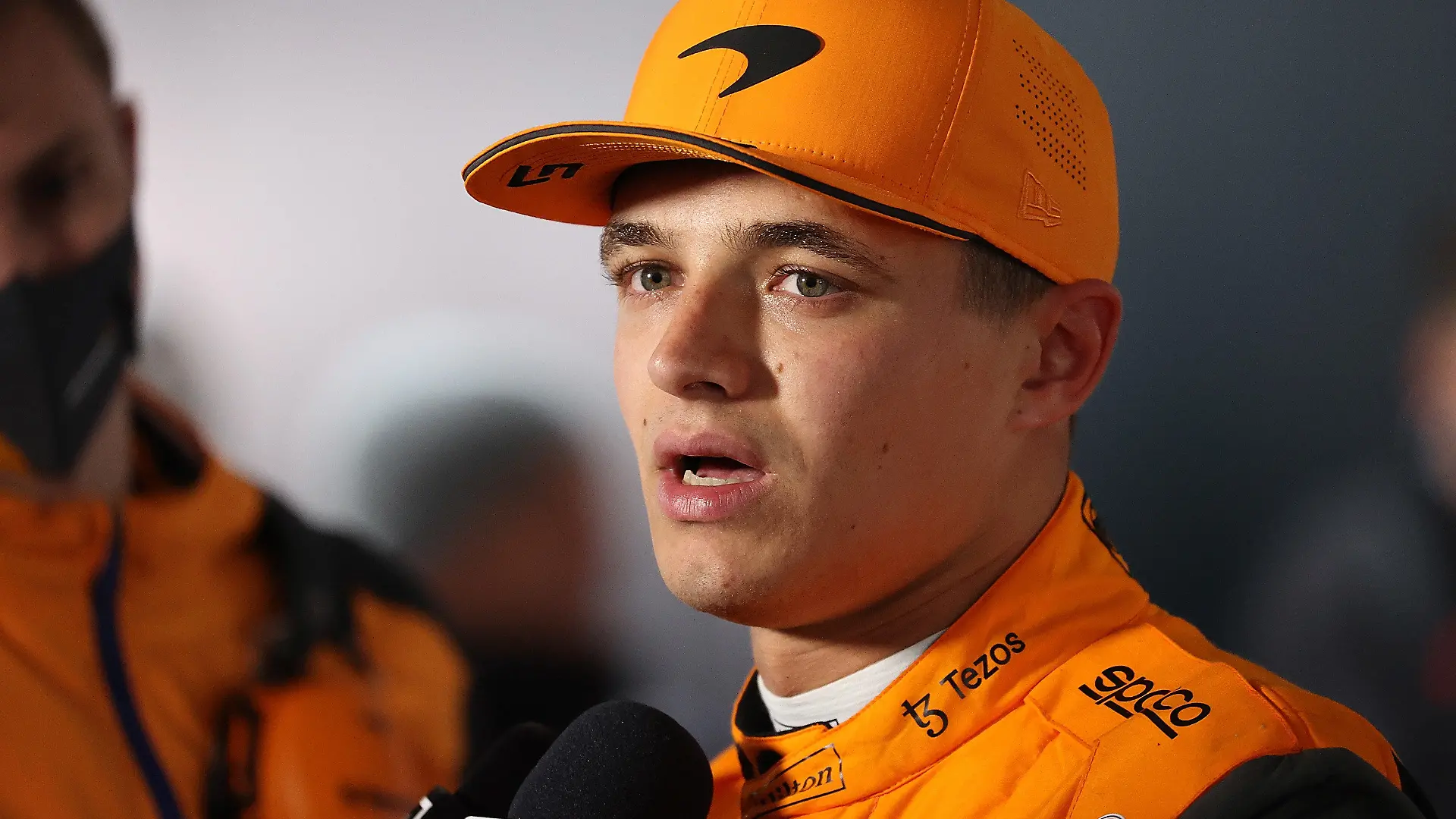 ARCHIV - 22.04.2022, Italien, Imola: Motorsport, Formel-1-Weltmeisterschaft, Grand Prix der Emilia-Romagna, Qualifying. Lando Norris aus Großbritannien vom Team McLaren im Fahrerlager. (zu dpa: «Formel-1-Pilot Norris mit Verdacht auf Lebensmittelvergiftung») Foto: Hasan Bratic/dpa +++ dpa-Bildfunk +++