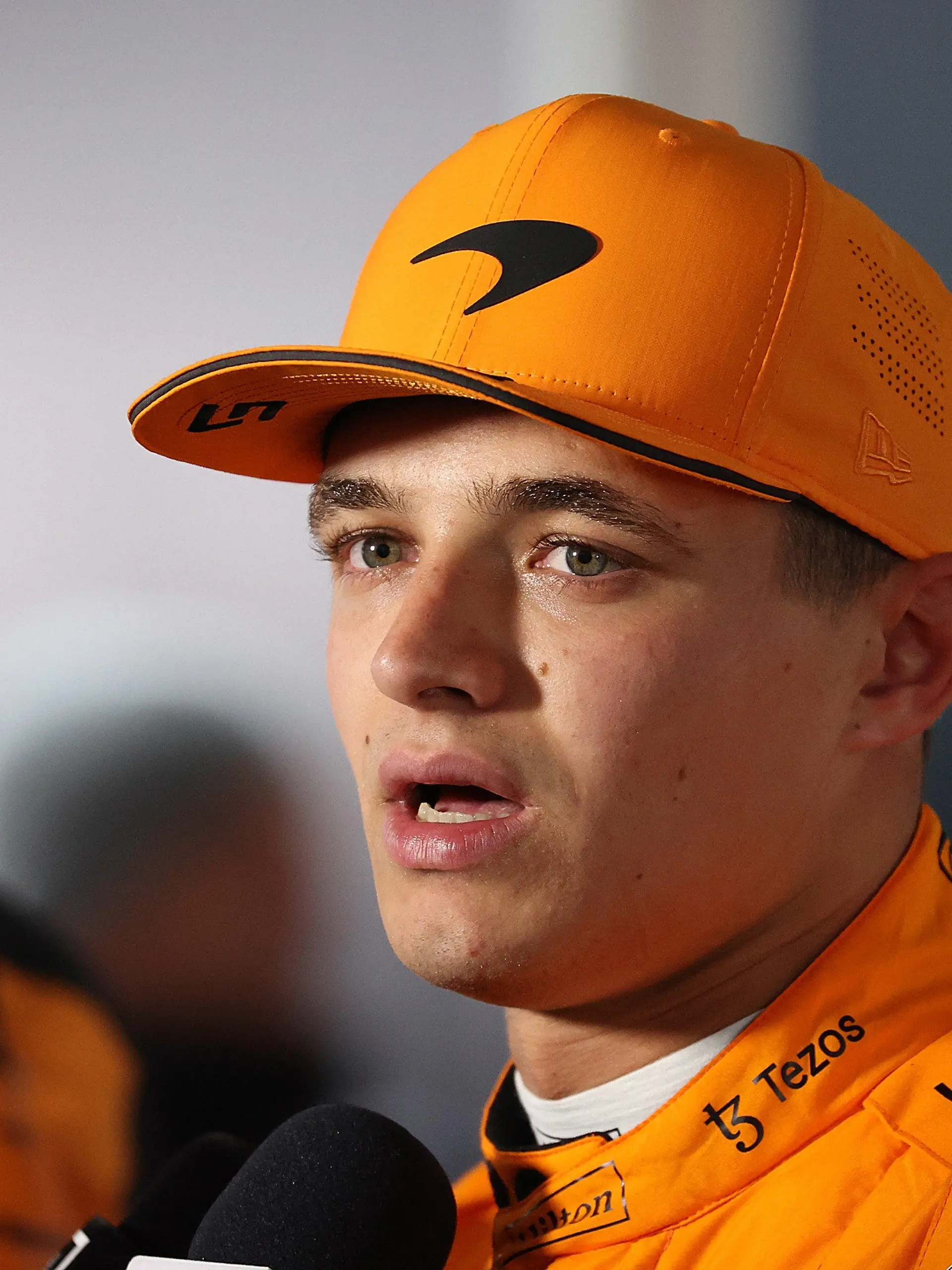 ARCHIV - 22.04.2022, Italien, Imola: Motorsport, Formel-1-Weltmeisterschaft, Grand Prix der Emilia-Romagna, Qualifying. Lando Norris aus Großbritannien vom Team McLaren im Fahrerlager. (zu dpa: «Formel-1-Pilot Norris mit Verdacht auf Lebensmittelvergiftung») Foto: Hasan Bratic/dpa +++ dpa-Bildfunk +++