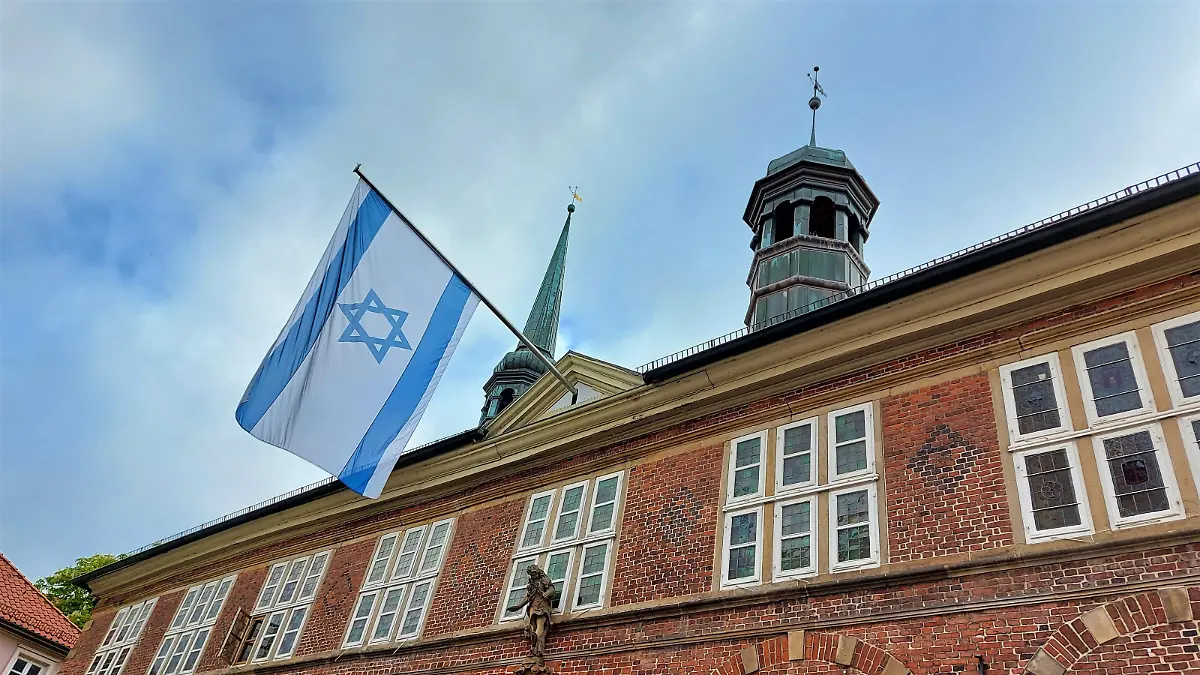 Die Israel-Fahne weht auch weiterhin am historischen Rathaus in Stade. (Archiv)