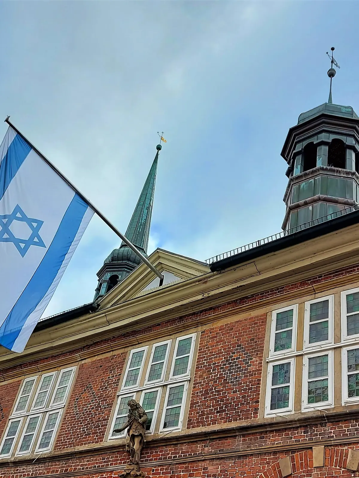 Die Israel-Fahne weht auch weiterhin am historischen Rathaus in Stade. (Archiv)