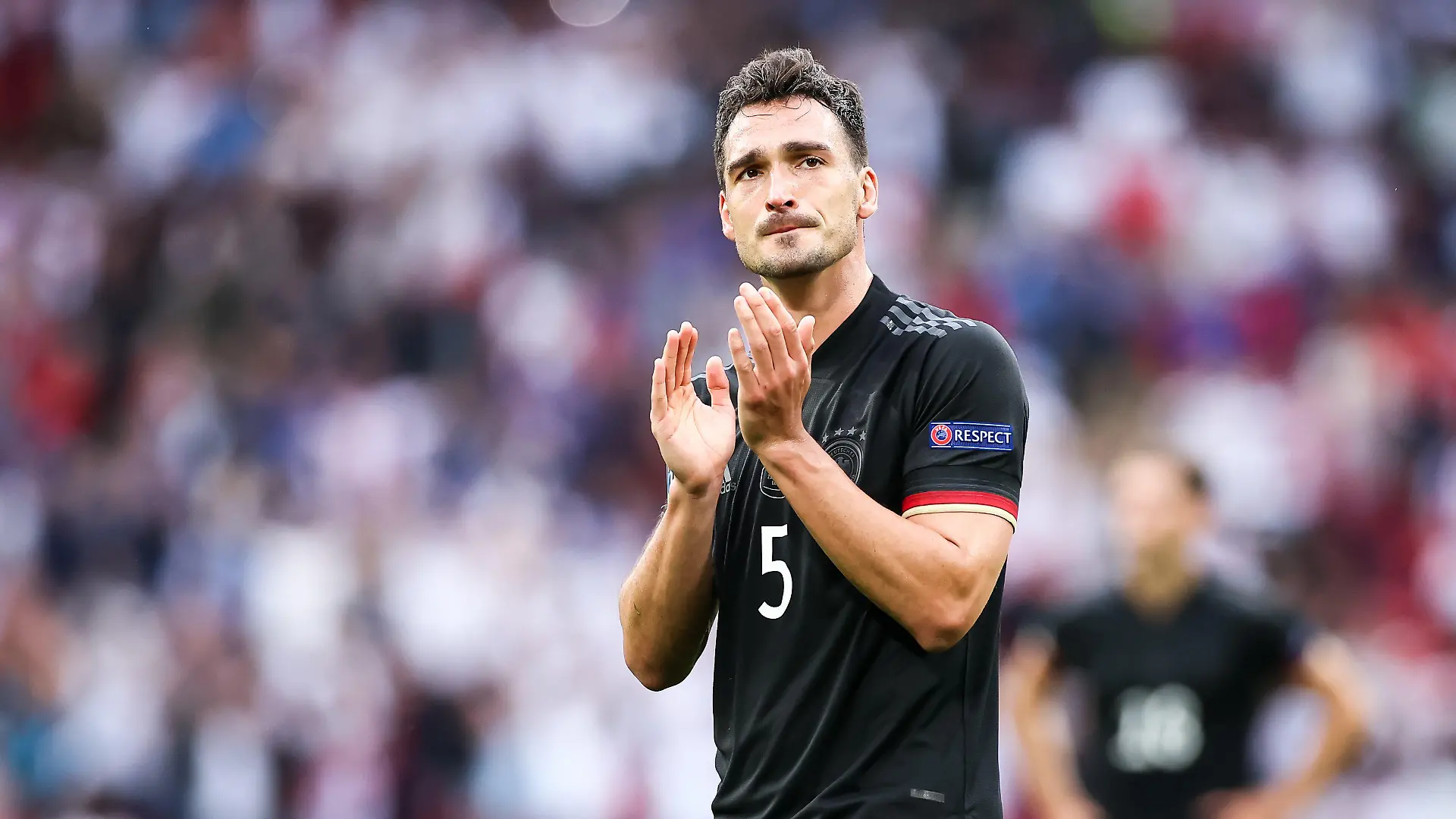 ARCHIV - 29.06.2021, Großbritannien, London: Fußball: EM, England - Deutschland, Finalrunde, Achtelfinale im Wembley Stadion. Deutschlands Mats Hummels geht nach dem Spiel über den Platz. (zu dpa: «Medien: Moukoko erhält WM-Platz von Flick, Hummels nicht dabei») Foto: Christian Charisius/dpa - WICHTIGER HINWEIS: Gemäß den Vorgaben der DFL Deutsche Fußball Liga bzw. des DFB Deutscher Fußball-Bund ist es untersagt, in dem Stadion und/oder vom Spiel angefertigte Fotoaufnahmen in Form von Sequenzbildern und/oder videoähnlichen Fotostrecken zu verwerten bzw. verwerten zu lassen. +++ dpa-Bildfunk +++