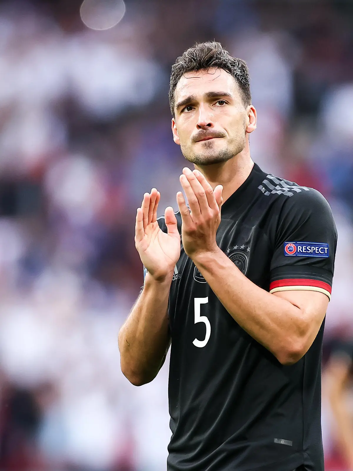 ARCHIV - 29.06.2021, Großbritannien, London: Fußball: EM, England - Deutschland, Finalrunde, Achtelfinale im Wembley Stadion. Deutschlands Mats Hummels geht nach dem Spiel über den Platz. (zu dpa: «Medien: Moukoko erhält WM-Platz von Flick, Hummels nicht dabei») Foto: Christian Charisius/dpa - WICHTIGER HINWEIS: Gemäß den Vorgaben der DFL Deutsche Fußball Liga bzw. des DFB Deutscher Fußball-Bund ist es untersagt, in dem Stadion und/oder vom Spiel angefertigte Fotoaufnahmen in Form von Sequenzbildern und/oder videoähnlichen Fotostrecken zu verwerten bzw. verwerten zu lassen. +++ dpa-Bildfunk +++