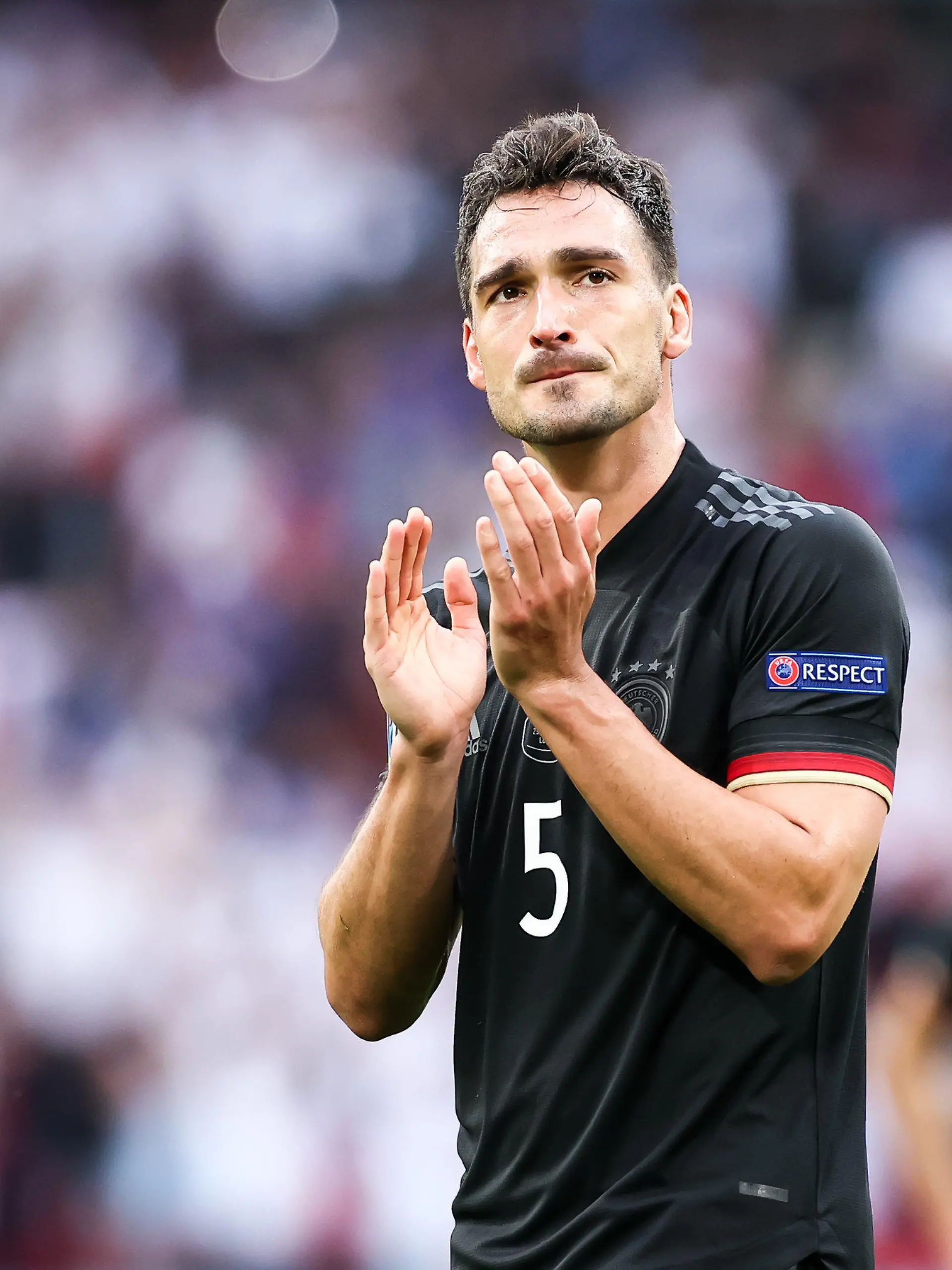 ARCHIV - 29.06.2021, Großbritannien, London: Fußball: EM, England - Deutschland, Finalrunde, Achtelfinale im Wembley Stadion. Deutschlands Mats Hummels geht nach dem Spiel über den Platz. (zu dpa: «Medien: Moukoko erhält WM-Platz von Flick, Hummels nicht dabei») Foto: Christian Charisius/dpa - WICHTIGER HINWEIS: Gemäß den Vorgaben der DFL Deutsche Fußball Liga bzw. des DFB Deutscher Fußball-Bund ist es untersagt, in dem Stadion und/oder vom Spiel angefertigte Fotoaufnahmen in Form von Sequenzbildern und/oder videoähnlichen Fotostrecken zu verwerten bzw. verwerten zu lassen. +++ dpa-Bildfunk +++