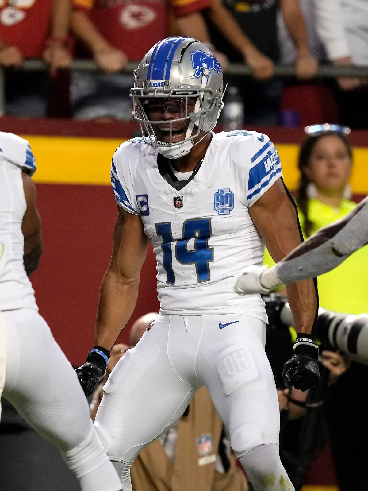 07.09.2023, USA, Kansas City: American Football: Profiliga NFL, Hauptrunde, Kansas City Chiefs - Detroit Lions, Arrowhead Stadium. Detroit Lions Wide Receiver Amon-Ra St. Brown (14) wird nach einem Touchdown von seinen Teamkollegen Marvin Jones Jr. (0) und David Montgomery (5) beglückwünscht. Foto: Charlie Riedel/AP +++ dpa-Bildfunk +++
