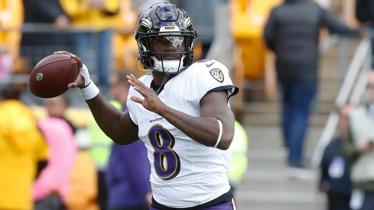 NFL, American Football Herren, USA Baltimore Ravens at Pittsburgh Steelers Oct 8, 2023 Pittsburgh, Pennsylvania, USA Baltimore Ravens quarterback Lamar Jackson 8 warms up before the game against the Pittsburgh Steelers at Acrisure Stadium. Pittsburgh Acrisure Stadium Pennsylvania USA, EDITORIAL USE ONLY PUBLICATIONxINxGERxSUIxAUTxONLY Copyright: xCharlesxLeClairex 20231008_szo_al8_0008