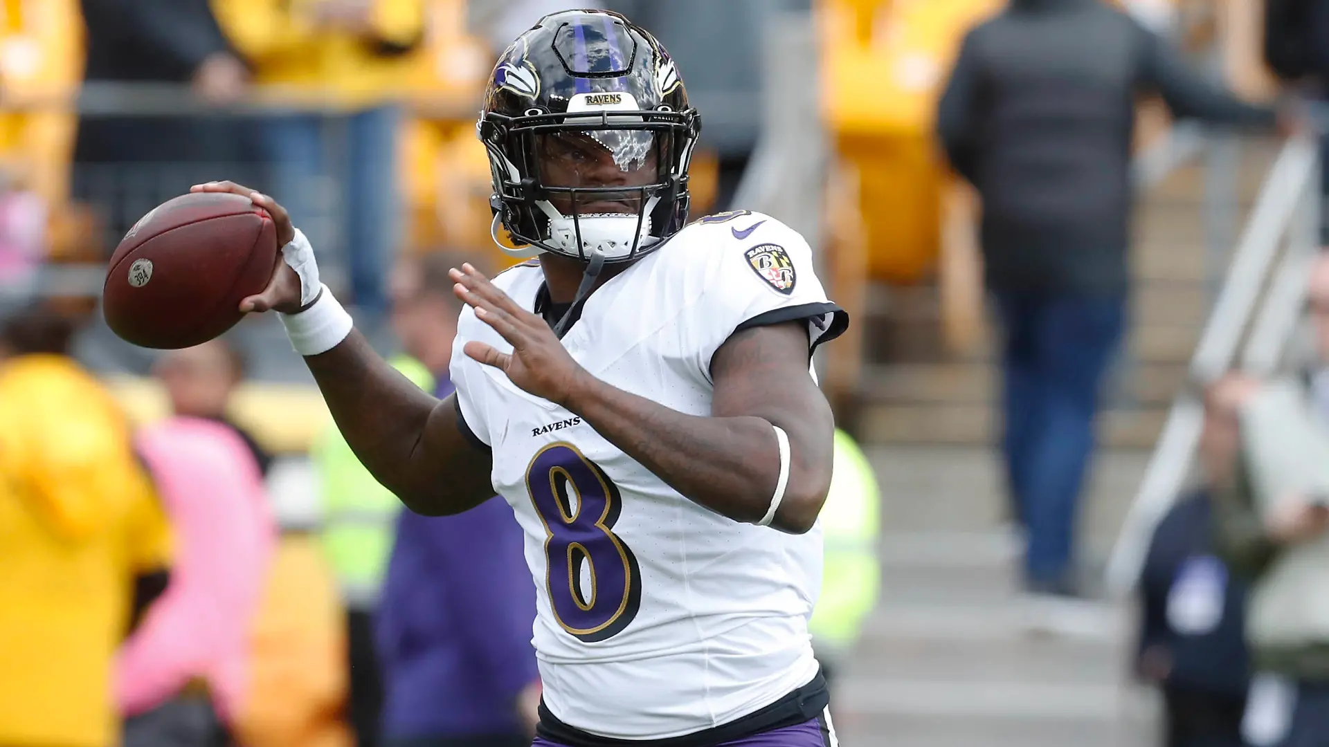 NFL, American Football Herren, USA Baltimore Ravens at Pittsburgh Steelers Oct 8, 2023 Pittsburgh, Pennsylvania, USA Baltimore Ravens quarterback Lamar Jackson 8 warms up before the game against the Pittsburgh Steelers at Acrisure Stadium. Pittsburgh Acrisure Stadium Pennsylvania USA, EDITORIAL USE ONLY PUBLICATIONxINxGERxSUIxAUTxONLY Copyright: xCharlesxLeClairex 20231008_szo_al8_0008