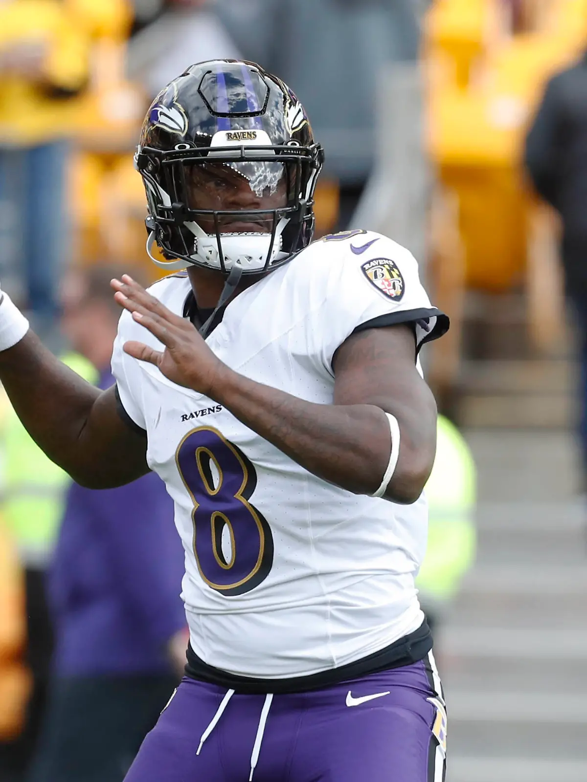 NFL, American Football Herren, USA Baltimore Ravens at Pittsburgh Steelers Oct 8, 2023 Pittsburgh, Pennsylvania, USA Baltimore Ravens quarterback Lamar Jackson 8 warms up before the game against the Pittsburgh Steelers at Acrisure Stadium. Pittsburgh Acrisure Stadium Pennsylvania USA, EDITORIAL USE ONLY PUBLICATIONxINxGERxSUIxAUTxONLY Copyright: xCharlesxLeClairex 20231008_szo_al8_0008