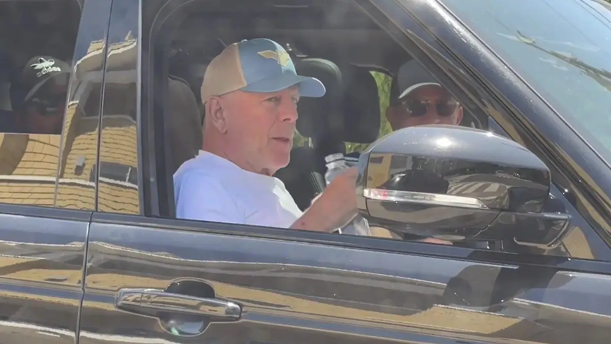 Der an Demenz erkrankte Schauspieler Bruce Willis sitzt auf dem Beifahrersitz eines Autos.