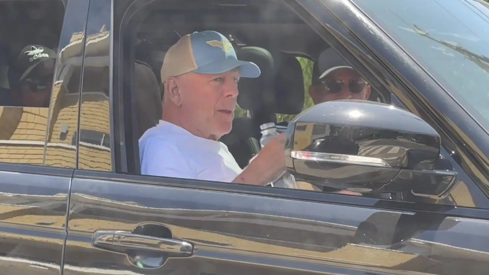 Der an Demenz erkrankte Schauspieler Bruce Willis sitzt auf dem Beifahrersitz eines Autos.