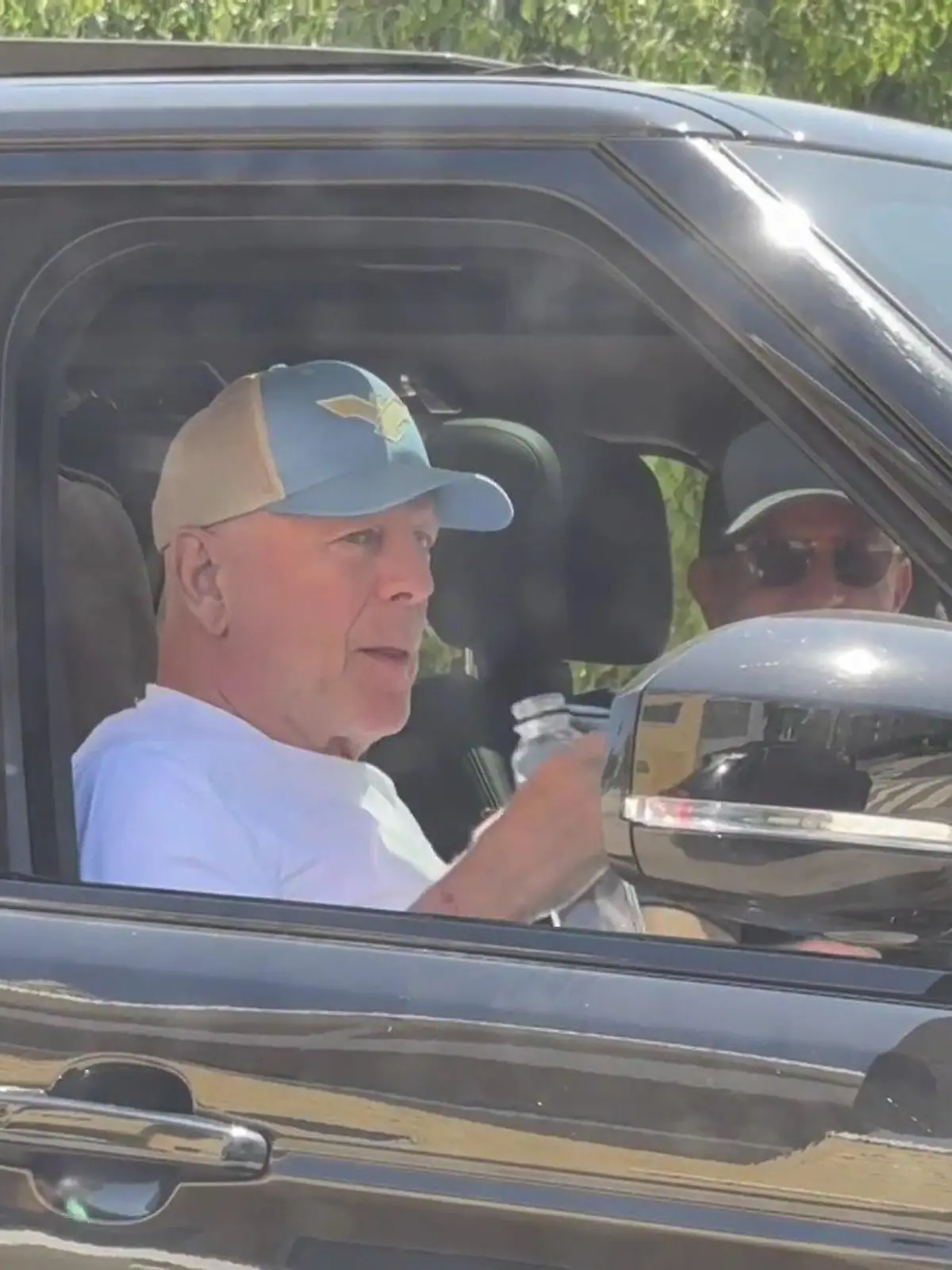 Der an Demenz erkrankte Schauspieler Bruce Willis sitzt auf dem Beifahrersitz eines Autos.