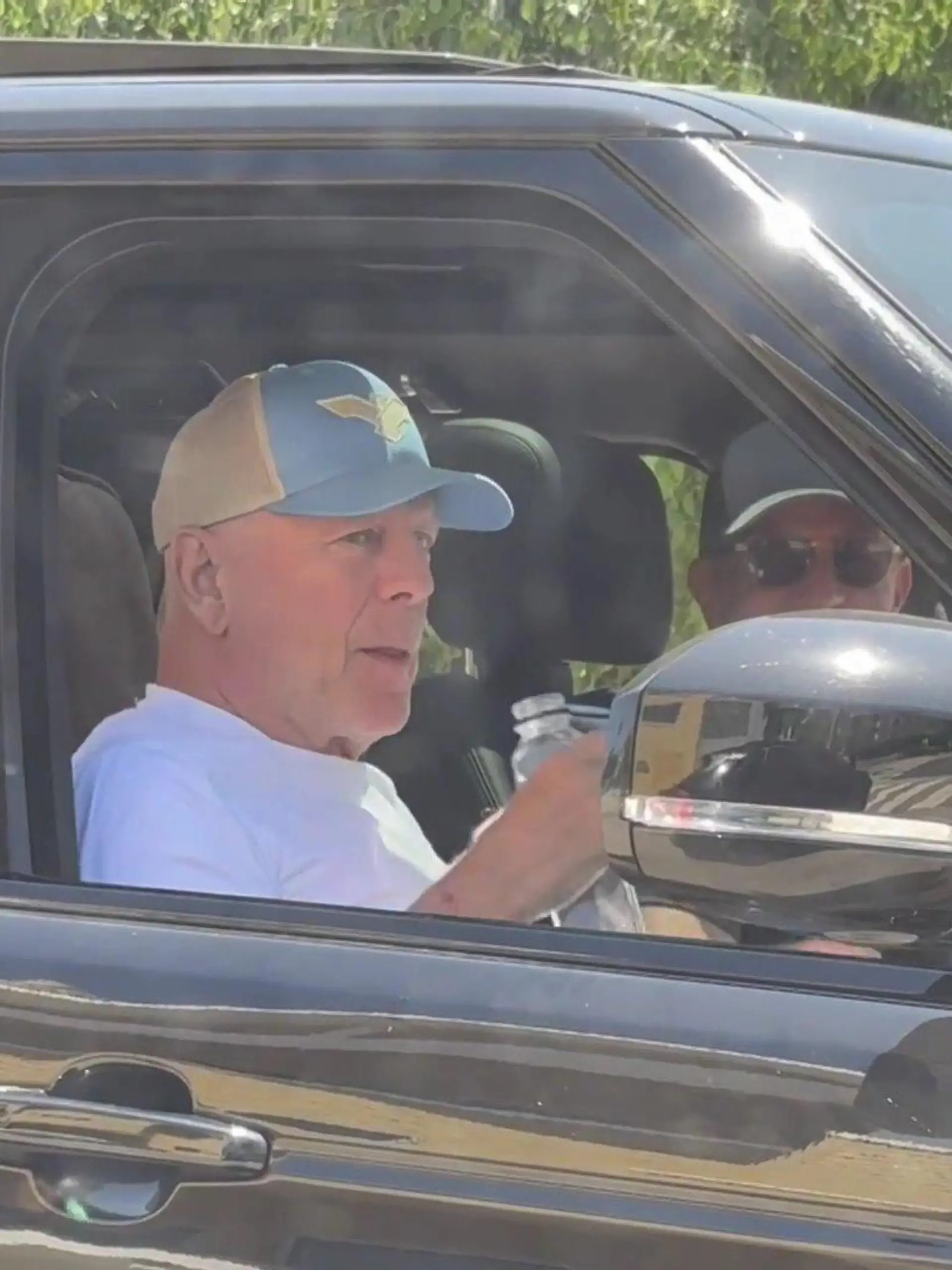Der an Demenz erkrankte Schauspieler Bruce Willis sitzt auf dem Beifahrersitz eines Autos.