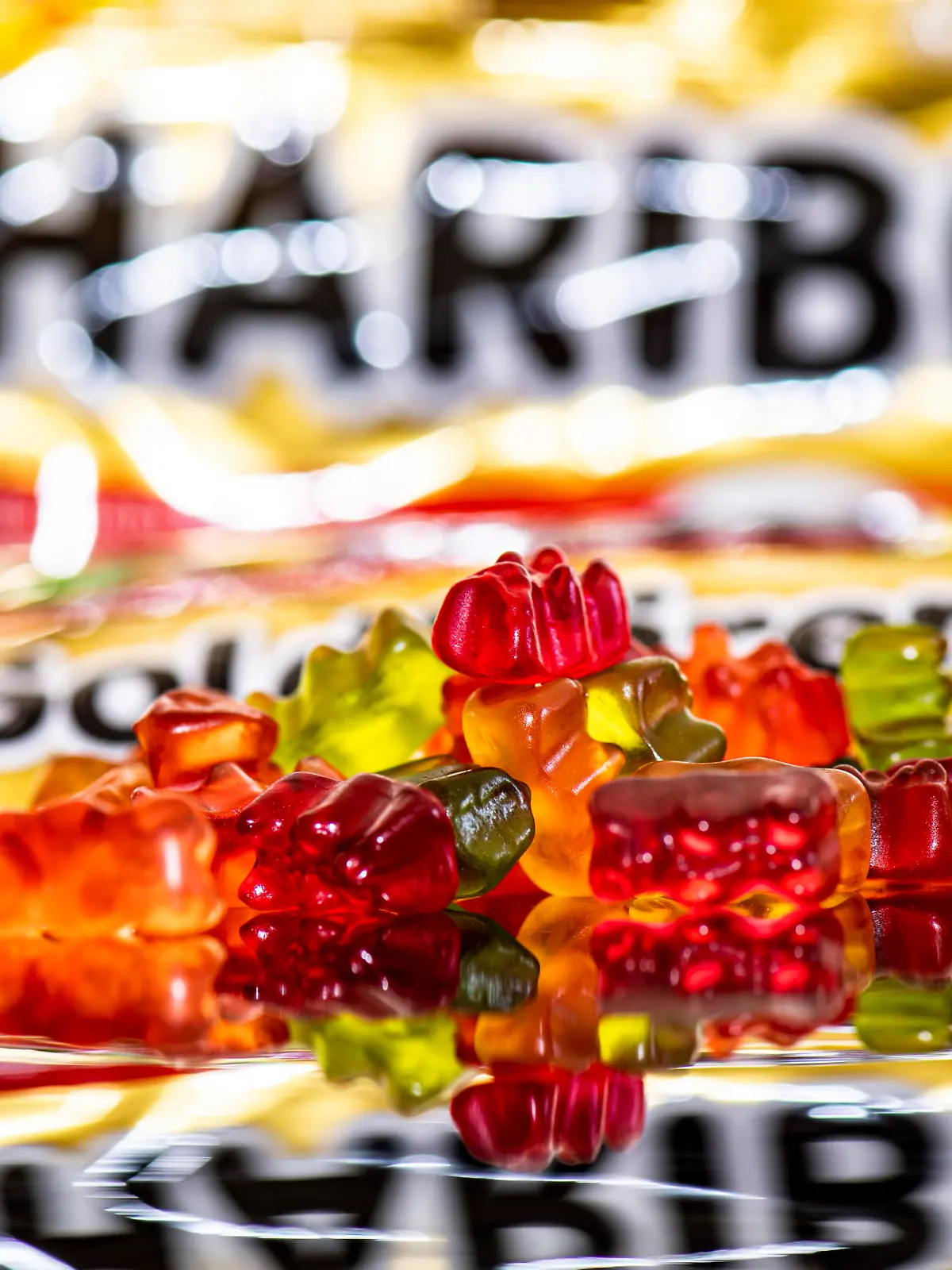 Wirtschaft: Firmenjubiläum, Haribo: Gummibären von Haribo liegen in einer Tüte. Auch der Lebensmittelhändler Edeka hat nach harten Preisverhandlungen angekündigt, die Produkte des Süßwarenherstellers Haribo aus Bonn aus dem Sortiment zu nehmen. Vor 100 Jahren, am 13. Dezember 1920, lässt Hans Riegel die Firma HARIBO als Akronym fu_r HAns RIegel BOnn ins Handelsregister der Stadt Bonn eintragen. Das Startkapital besteht aus einem Sack Zucker, einer Marmorplatte, einem Hocker, einem gemauerten Herd, einem Kupferkessel und einer Walze. 1922 kreiert Hans Riegel seine erste Süßigkeit in Form eines Bären: der Urahn des späteren Gummibärchen.