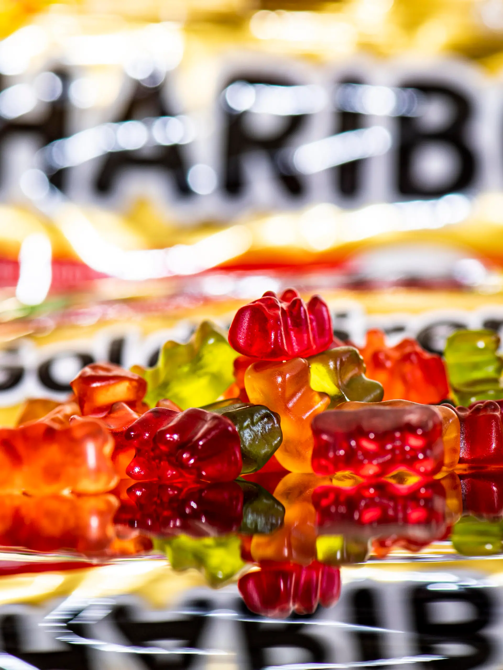 Wirtschaft: Firmenjubiläum, Haribo: Gummibären von Haribo liegen in einer Tüte. Auch der Lebensmittelhändler Edeka hat nach harten Preisverhandlungen angekündigt, die Produkte des Süßwarenherstellers Haribo aus Bonn aus dem Sortiment zu nehmen. Vor 100 Jahren, am 13. Dezember 1920, lässt Hans Riegel die Firma HARIBO als Akronym fu_r HAns RIegel BOnn ins Handelsregister der Stadt Bonn eintragen. Das Startkapital besteht aus einem Sack Zucker, einer Marmorplatte, einem Hocker, einem gemauerten Herd, einem Kupferkessel und einer Walze. 1922 kreiert Hans Riegel seine erste Süßigkeit in Form eines Bären: der Urahn des späteren Gummibärchen.