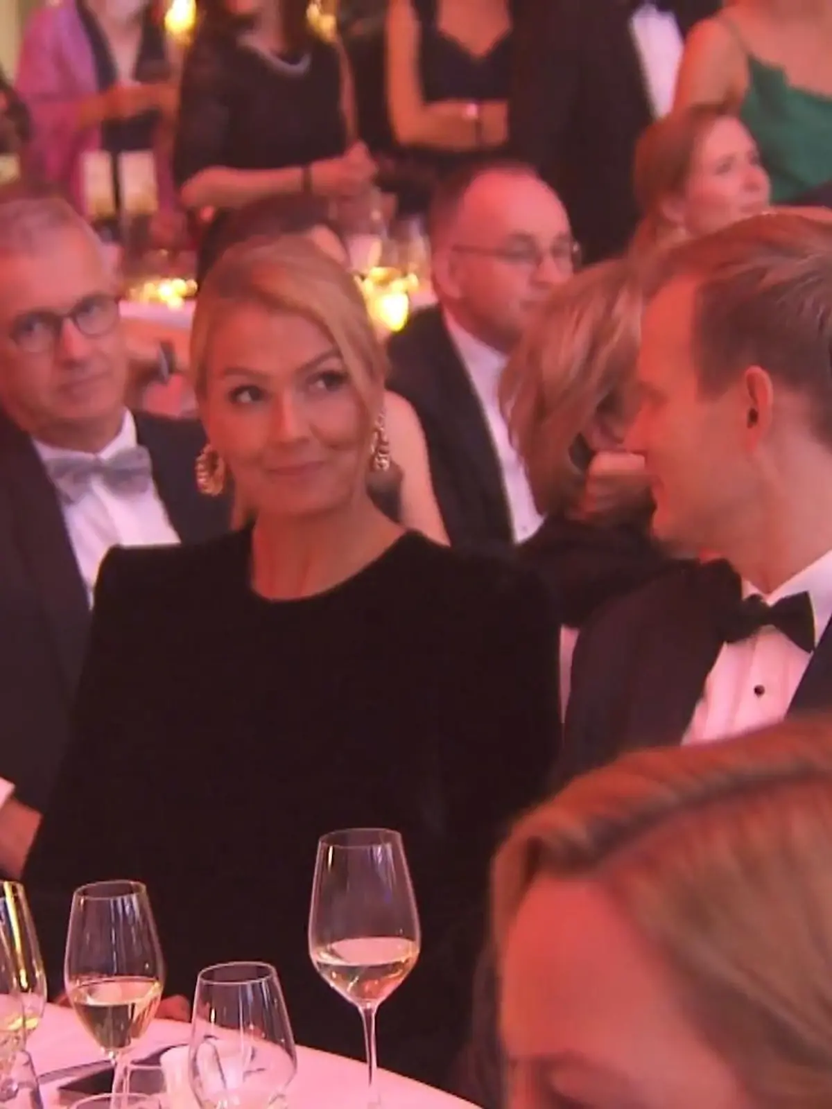 Interviews mit Schwimm-Legende Franziska van Almsick sind für LEUTE-Reporter Jens Prewo immer ein Highlight. Beim Sportpresseball verriet die Weltmeisterin, welche Schuh-Regel sie immer befolgt. Außerdem zeigt sich in der Top-Meldung des Countdowns Virologie-Professor Hendrik Streek sehr locker und humorvoll.