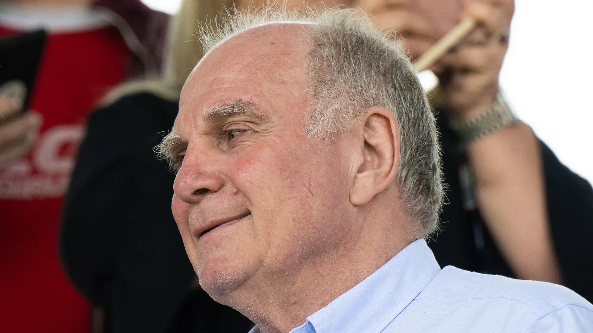 ARCHIV - 28.05.2023, Bayern, München: Fußball, Frauen: Bundesliga, Bayern München - Turbine Potsdam, 22. Spieltag am FC Bayern Campus. Uli Hoeneß, ehemaliger Präsident von München auf der Tribüne während des Spiels. Hoeneß lobt den neuen Bundestrainer Nagelsmann und kritisiert die Ansetzung des Testspiels gegen Mexiko. (zu dpa: «Hoeneß: Lob für Nagelsmann, Kritik an Testspiel gegen Mexiko») Foto: Sven Hoppe/dpa +++ dpa-Bildfunk +++