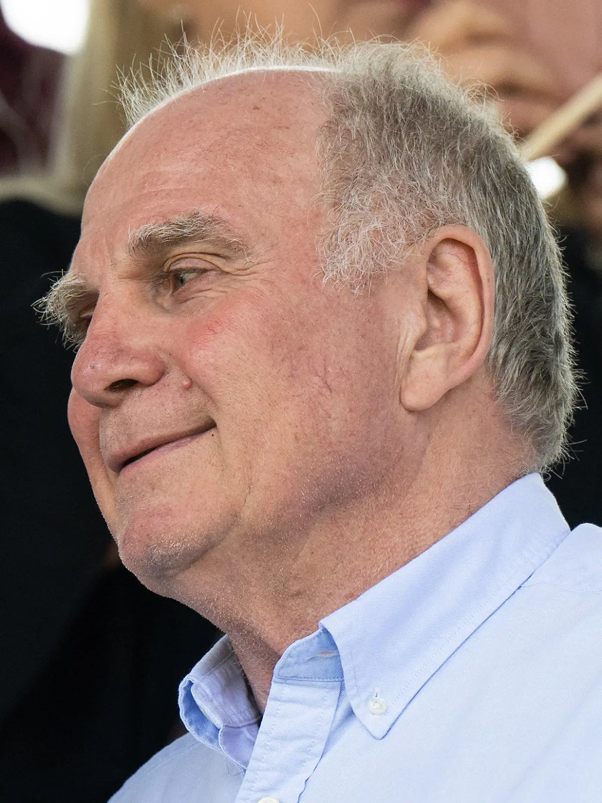 ARCHIV - 28.05.2023, Bayern, München: Fußball, Frauen: Bundesliga, Bayern München - Turbine Potsdam, 22. Spieltag am FC Bayern Campus. Uli Hoeneß, ehemaliger Präsident von München auf der Tribüne während des Spiels. Hoeneß lobt den neuen Bundestrainer Nagelsmann und kritisiert die Ansetzung des Testspiels gegen Mexiko. (zu dpa: «Hoeneß: Lob für Nagelsmann, Kritik an Testspiel gegen Mexiko») Foto: Sven Hoppe/dpa +++ dpa-Bildfunk +++