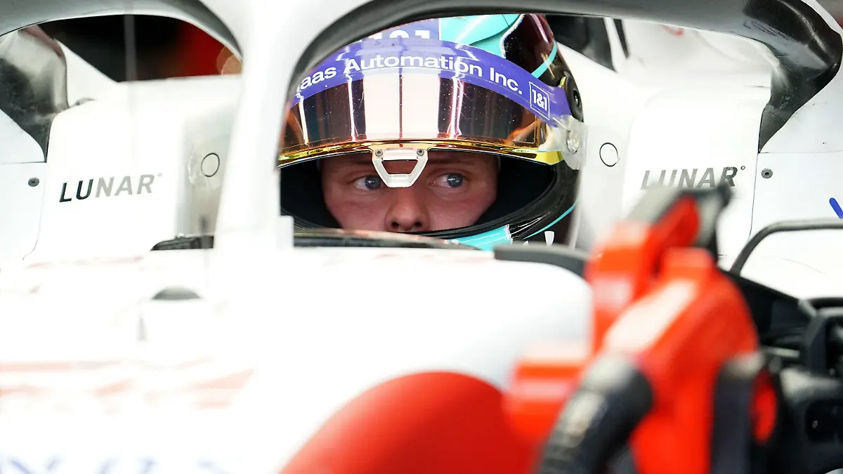 ARCHIV - 06.05.2022, USA, Miami Gardens: Motorsport: Formel-1-Weltmeisterschaft, Grand Prix von Miami, 2. Freies Training: Mick Schumacher aus Deutschland vom Team Haas in der Box. (zu dpa: «Ecclestone erwartet Aus von Schumacher bei Formel-1-Team Haas») Foto: Hasan Bratic/Deutsche Presse-Agentur GmbH/dpa +++ dpa-Bildfunk +++