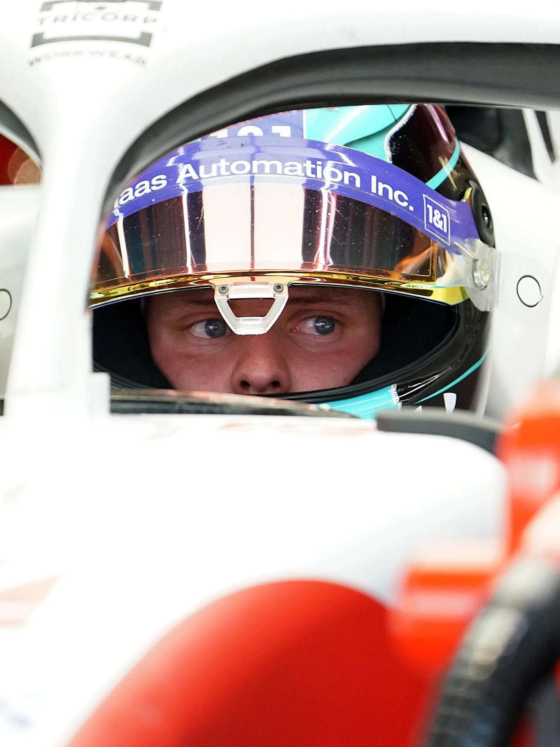 ARCHIV - 06.05.2022, USA, Miami Gardens: Motorsport: Formel-1-Weltmeisterschaft, Grand Prix von Miami, 2. Freies Training: Mick Schumacher aus Deutschland vom Team Haas in der Box. (zu dpa: «Ecclestone erwartet Aus von Schumacher bei Formel-1-Team Haas») Foto: Hasan Bratic/Deutsche Presse-Agentur GmbH/dpa +++ dpa-Bildfunk +++