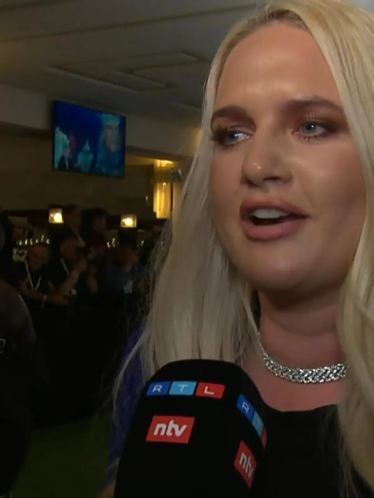 Für anderthalb Jahre ließ sich Ex-GNTM-Kandidatin Sarah Knappik nicht blicken - im Interview verrät sie RTL, warum sie sich zurückziehen musste und wie sie sich verändert hat.