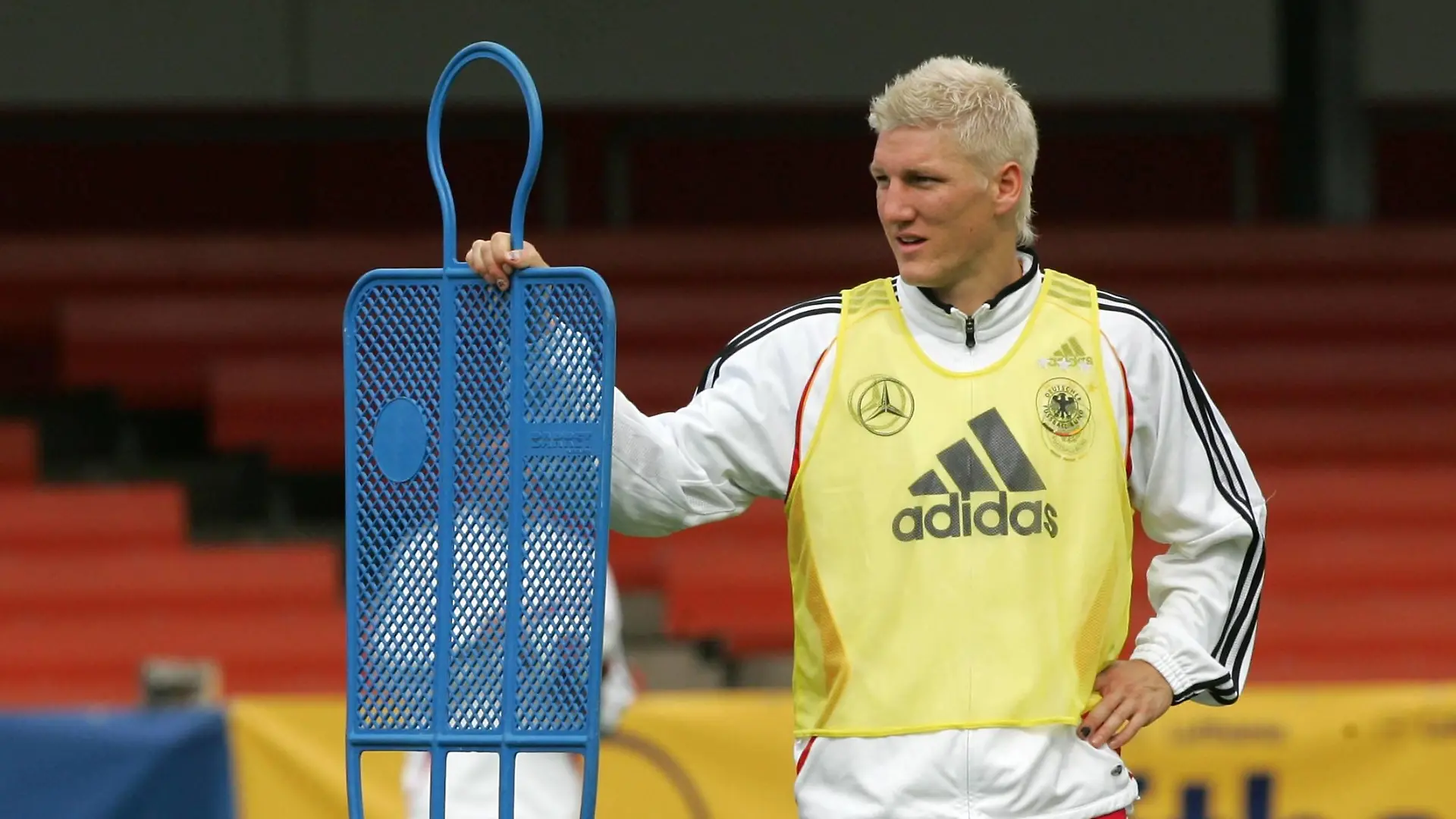 Bildnummer: 03088204 Datum: 05.09.2007 Copyright: imago/Team 2
Bastian Schweinsteiger (Deutschland) hält sich an einer Spielerattrappe fest; Vdig, quer, Equipment, Trainingsutensilien, Pappkamerad, Spielerattrappe, Spielerattrappen, Attrappe, Figur, Figuren, Spielerfigur, Spielerfiguren, Trainingsfigur, Trainingsfiguren, Pappkameraden, Adidas, Wirtschaft Nationalmannschaft 2007, Training, Ausrüster, Sportausrüster, Haar, Haare, Haarfarbe, Farbe, Frisur Köln, gefärbt, blond, blondiert, Färbung Hersteller, Sportartikelhersteller, Sportartikel Fußball Herren Mannschaft Einzelbild Randmotiv Personen Objekte