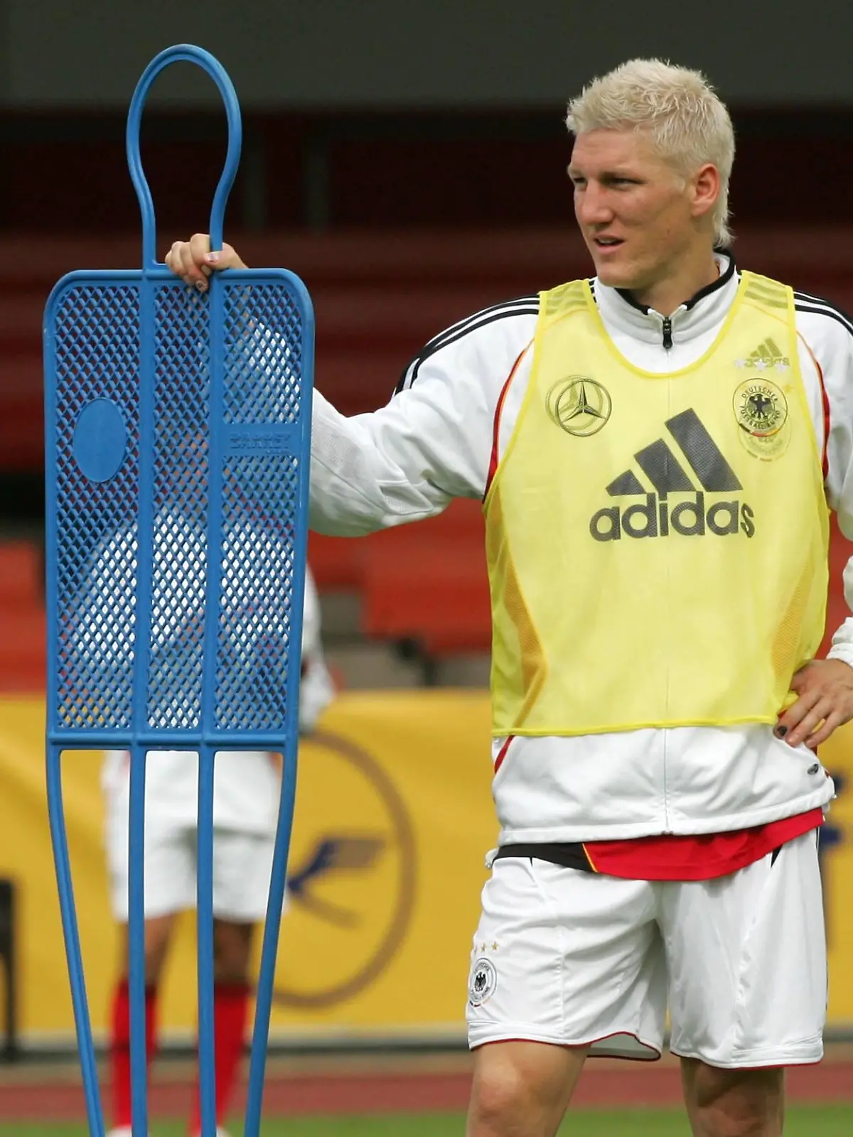 Bildnummer: 03088204  Datum: 05.09.2007  Copyright: imago/Team 2
Bastian Schweinsteiger (Deutschland) hält sich an einer Spielerattrappe fest; Vdig, quer, Equipment, Trainingsutensilien, Pappkamerad, Spielerattrappe, Spielerattrappen, Attrappe, Figur, Figuren, Spielerfigur, Spielerfiguren, Trainingsfigur, Trainingsfiguren, Pappkameraden, Adidas, Wirtschaft Nationalmannschaft 2007, Training, Ausrüster, Sportausrüster, Haar, Haare, Haarfarbe, Farbe, Frisur Köln, gefärbt, blond, blondiert, Färbung Hersteller, Sportartikelhersteller, Sportartikel Fußball Herren Mannschaft Einzelbild Randmotiv Personen Objekte