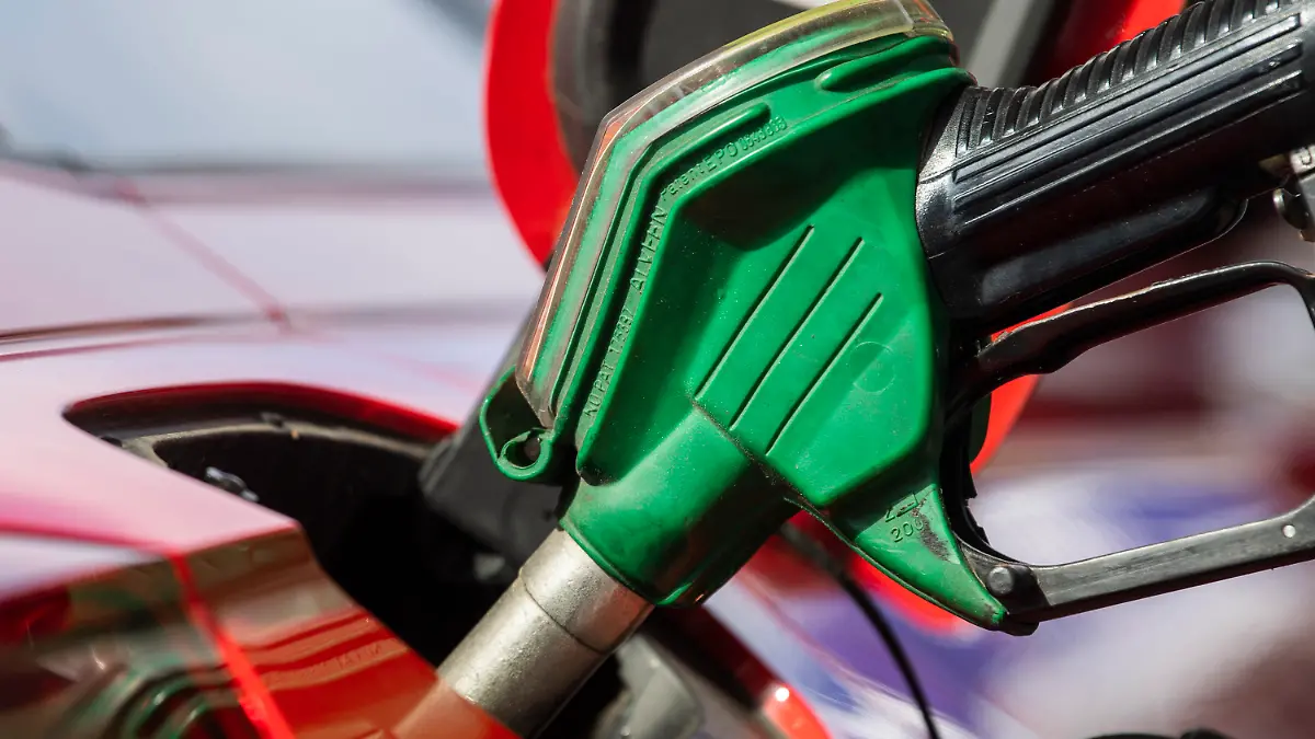 ARCHIV - 01.06.2022, Berlin: ILLUSTRATION - Ein Auto wird an einer Tankstelle betankt. (zu dpa «Sommerferien: Hinter der Grenze tanken Bayern meist billiger») Foto: Christophe Gateau/dpa +++ dpa-Bildfunk +++
