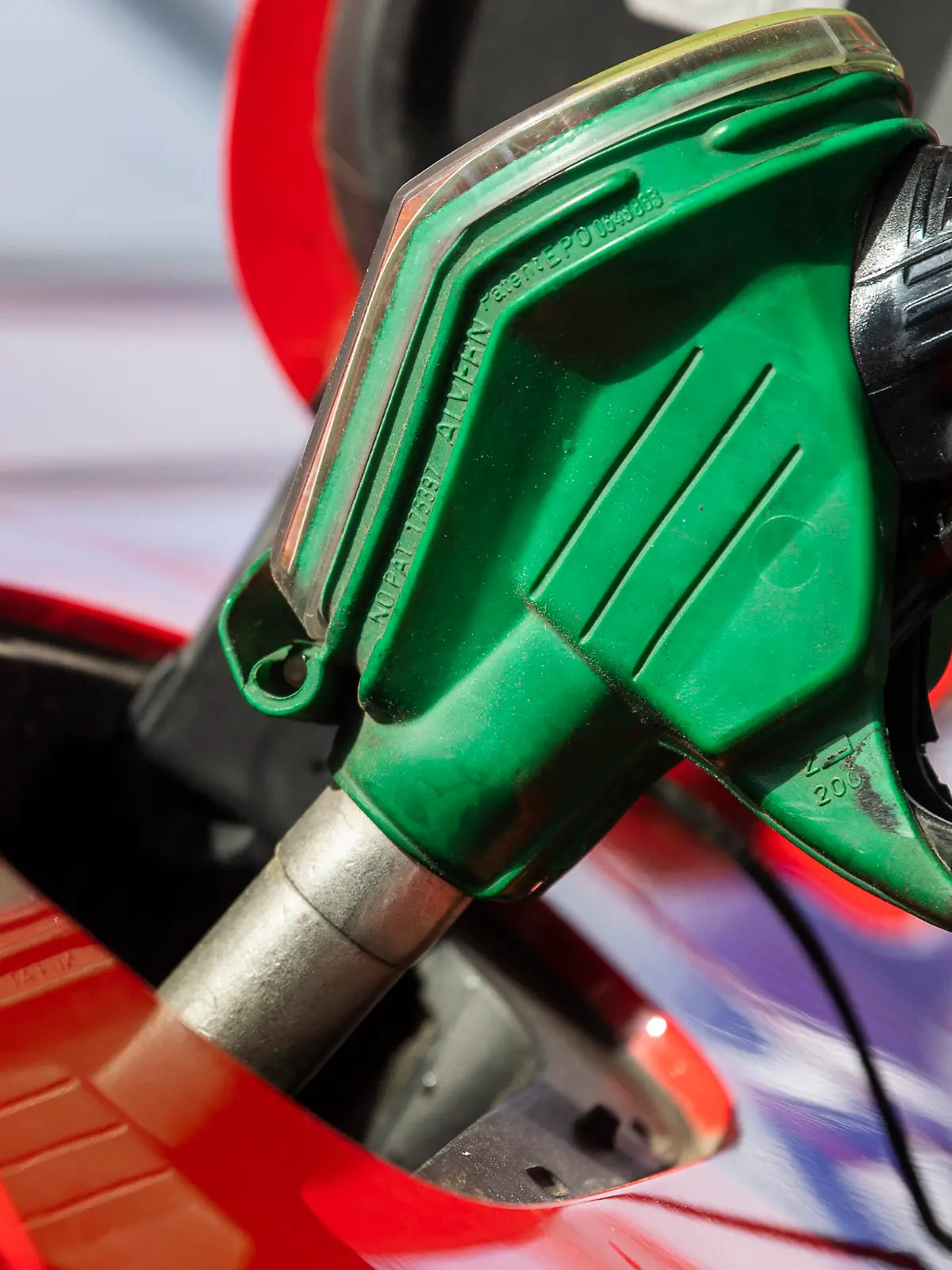 ARCHIV - 01.06.2022, Berlin: ILLUSTRATION  - Ein Auto wird an einer Tankstelle betankt. (zu dpa «Sommerferien: Hinter der Grenze tanken Bayern meist billiger») Foto: Christophe Gateau/dpa +++ dpa-Bildfunk +++