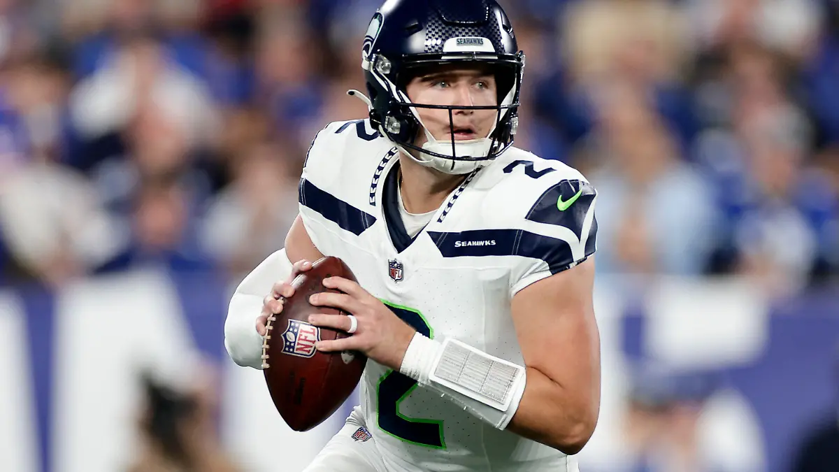 02.10.2023, USA, East Rutherford: American Football: Profiliga NFL, Hauptrunde, New York Giants - Seattle Seahawks. Seattle Seahawks-Quarterback Drew Lock (2) versucht einen Pass zu spielen. Foto: Adam Hunger/AP/dpa +++ dpa-Bildfunk +++