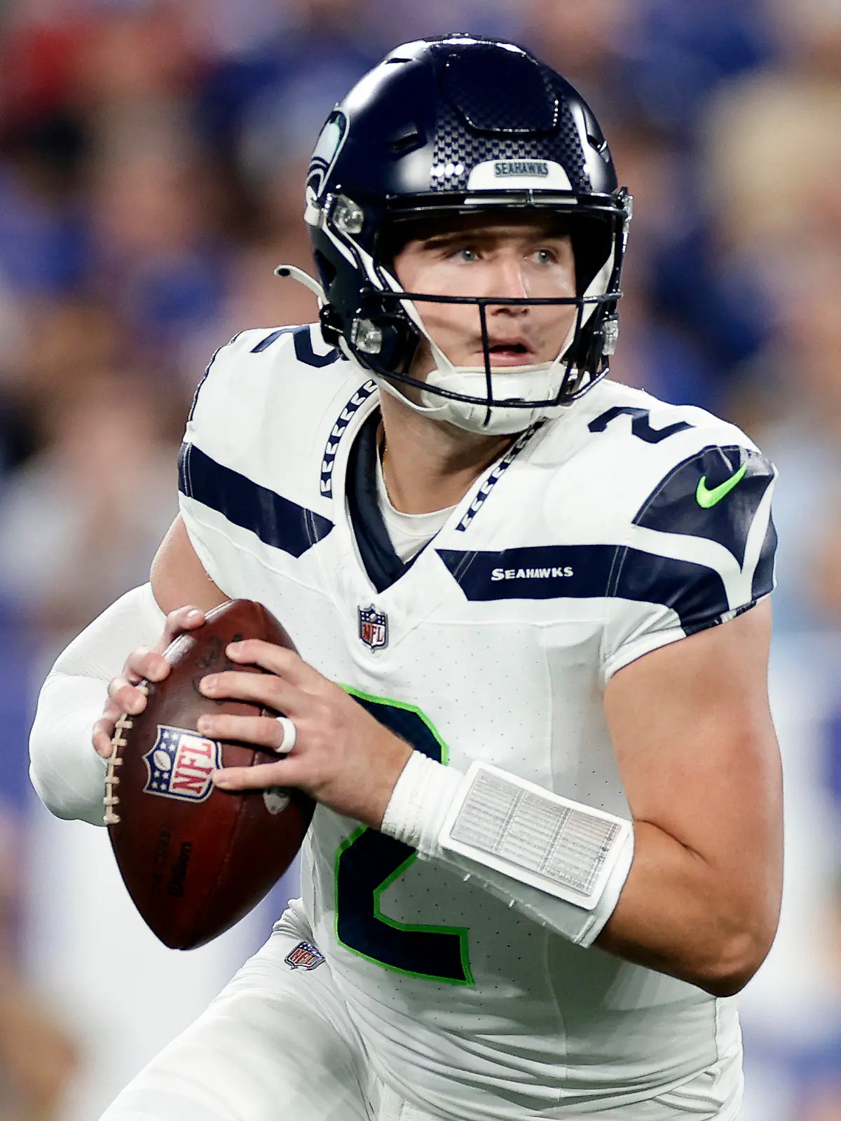 02.10.2023, USA, East Rutherford: American Football: Profiliga NFL, Hauptrunde, New York Giants - Seattle Seahawks. Seattle Seahawks-Quarterback Drew Lock (2) versucht einen Pass zu spielen. Foto: Adam Hunger/AP/dpa +++ dpa-Bildfunk +++