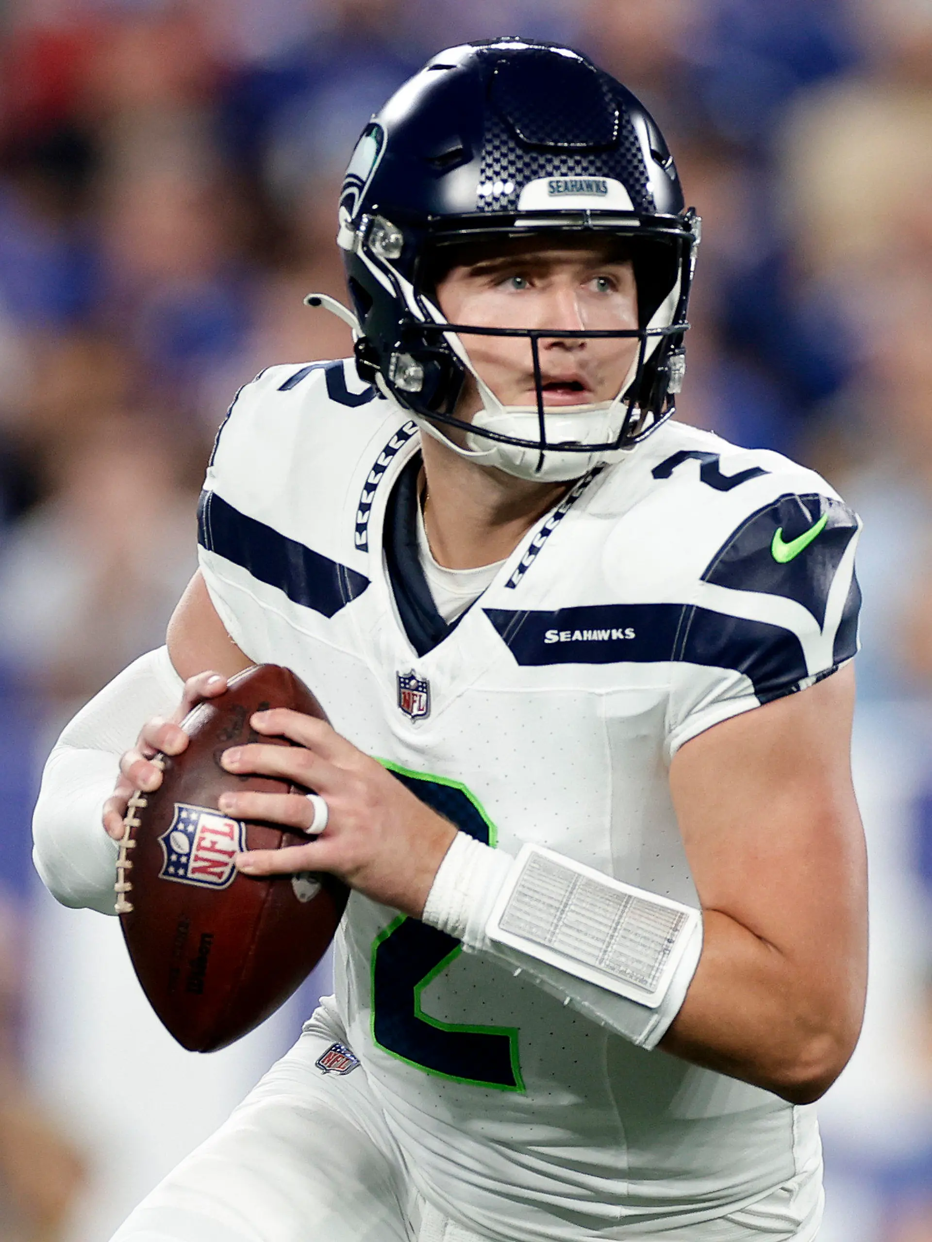 02.10.2023, USA, East Rutherford: American Football: Profiliga NFL, Hauptrunde, New York Giants - Seattle Seahawks. Seattle Seahawks-Quarterback Drew Lock (2) versucht einen Pass zu spielen. Foto: Adam Hunger/AP/dpa +++ dpa-Bildfunk +++