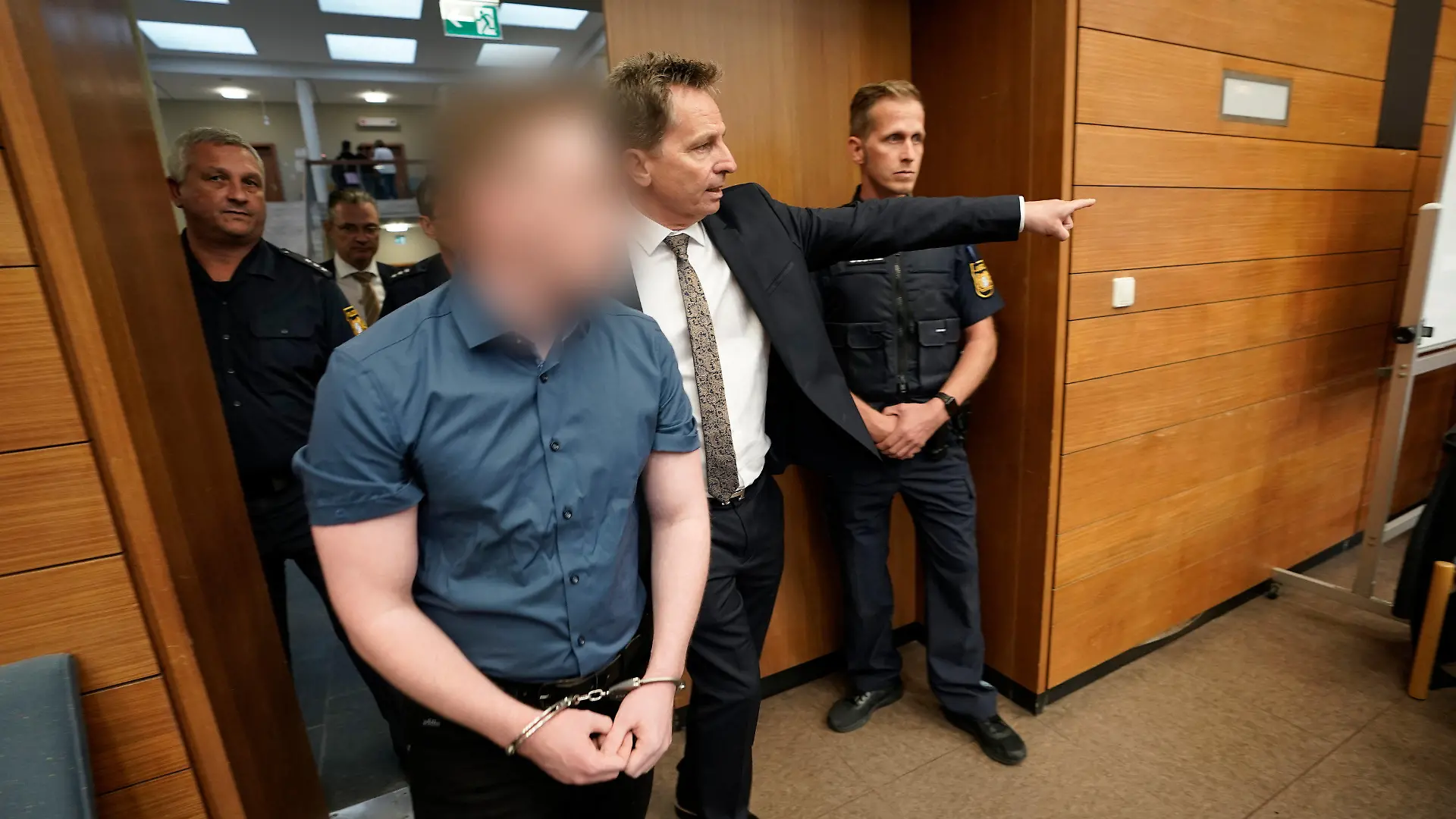 12.10.2023, Bayern, Traunstein: Der Angeklagte (l) und sein Anwalt Harald Baumgärtl betreten den Sitzungssaal im Landgericht Traunstein. Der Angeklagte soll im Oktober 2022 eine 23-Jährige auf dem Heimweg von der Diskothek «Eiskeller» in Aschau im Chiemgau überfallen, geschlagen und stranguliert haben. Danach soll er sein bewusstloses Opfer in einen Gebirgsbach geworfen haben, in dem die Frau ertrank. Angesetzt sind 27 Verhandlungstage bis Dezember 2023. Foto: Uwe Lein/dpa - ACHTUNG: Der Angeklagte wurde aus rechtlichen Gründen auf Anordnung des Anwalts gepixelt +++ dpa-Bildfunk +++