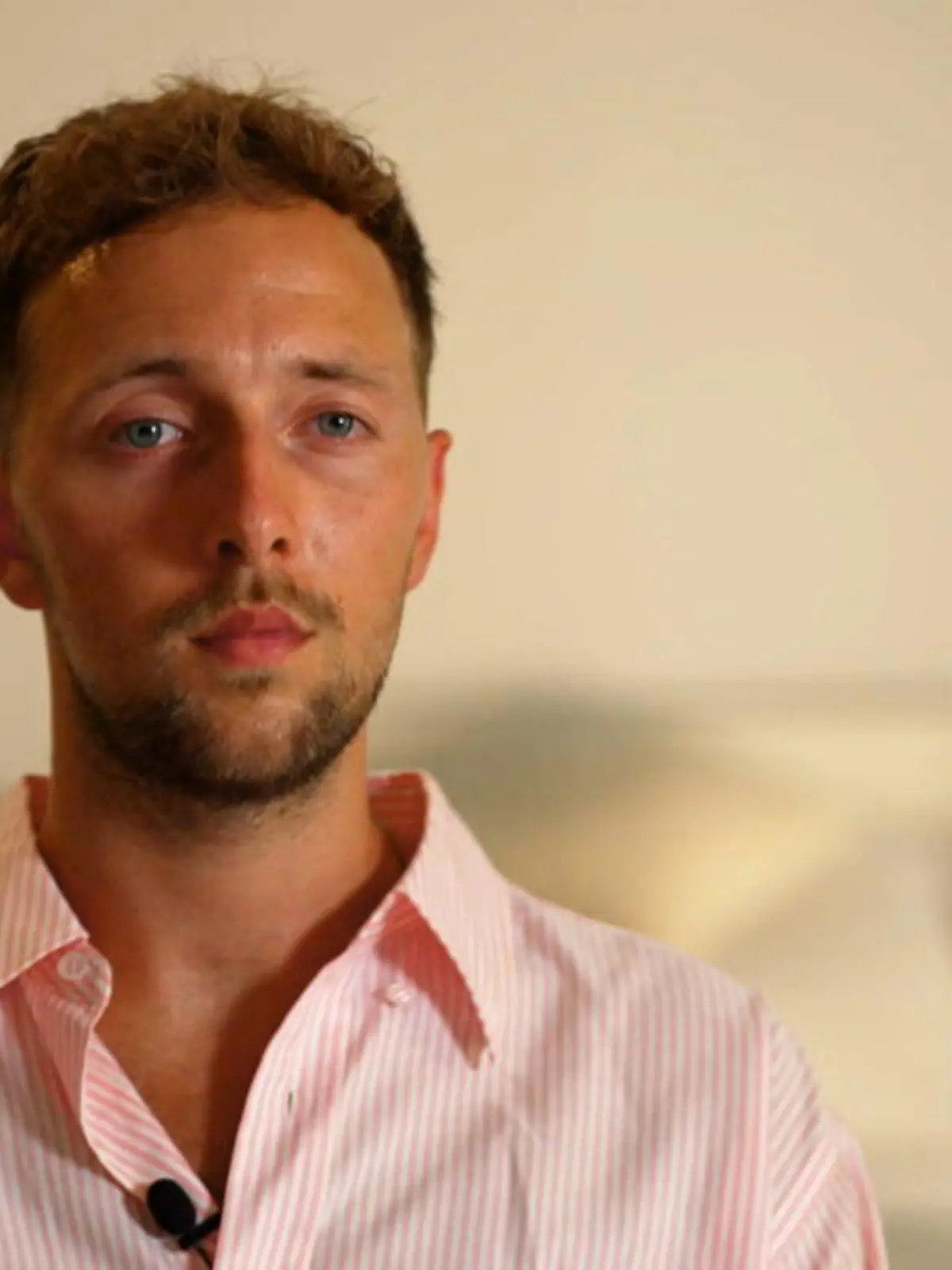 Profi-Tänzer Felix traut sich auszusprechen, was Tausende lieber für sich behalten: Er hatte Affenpocken. Kämpfte erst um sein Leben und bis heute mit den Spätfolgen. Während gerade alle auf die fehlenden Rechte von Homosexuellen in Katar schauen, würden wir dieses Problem vor unserer Haustür fast übersehen, sagt er. Weil die Krankheit bisher hauptsächlich schwule Männer trifft? Das zumindest mahnen immer mehr Experten an. Im Vergleich zu anderen Ländern tut Deutschland wenig, um die Verbreitung einzudämmen. Dabei können Affenpocken für uns alle gefährlich werden, wie Dr. med. Stefan Schlabe vom Universitätsklinikum Bonn unserem Reporter Andreas Notz im Video erklärt.