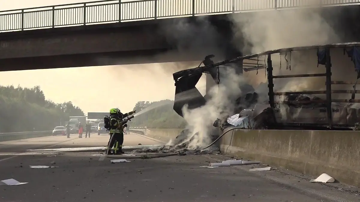 Vom LKW bleibt bei nach dem Brand nicht mehr viel übrig.