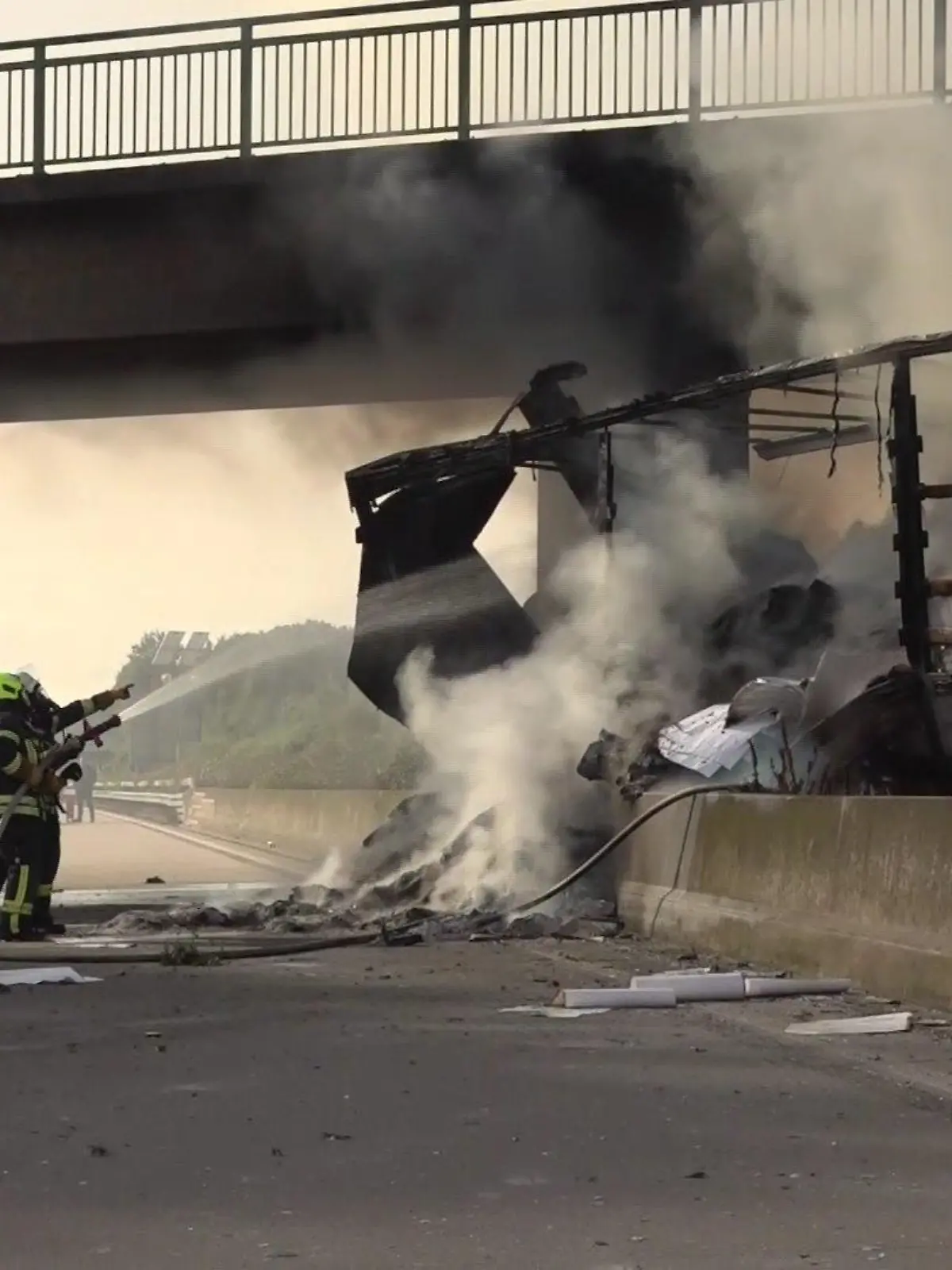 Vom LKW bleibt bei nach dem Brand nicht mehr viel übrig.