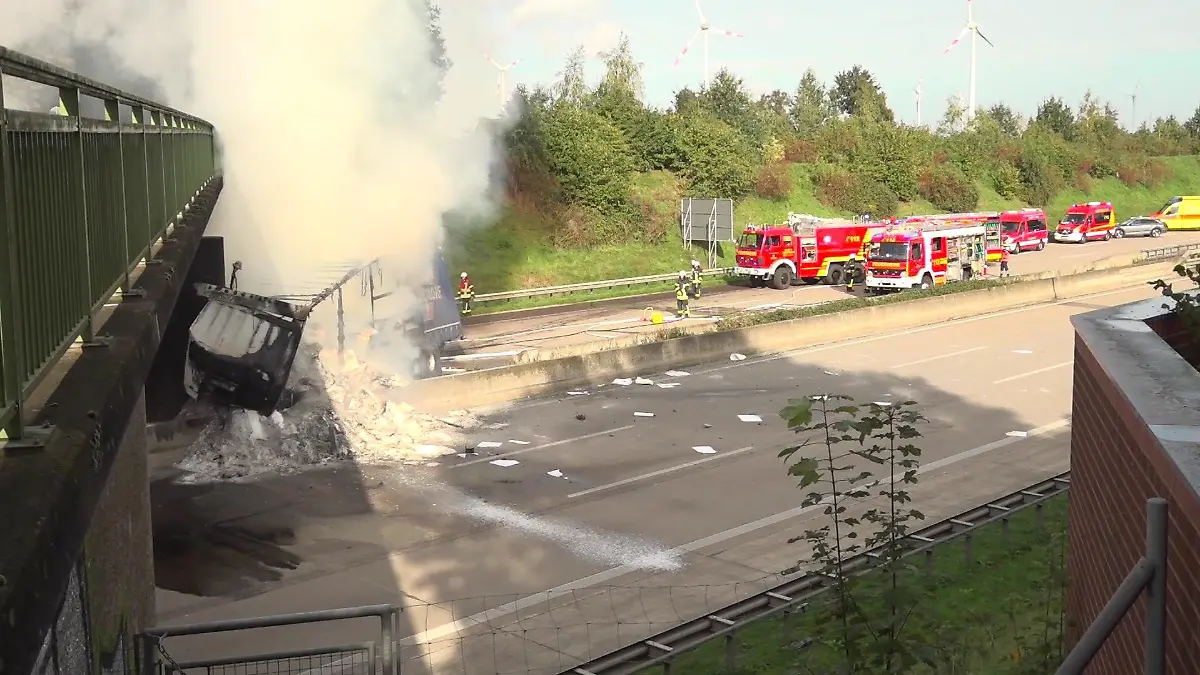 Wie sehr die Brücke in Mitleidenschaft gezogen wurde, ist noch unklar.