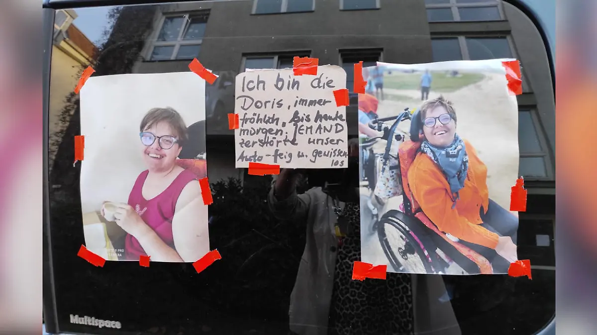 Plakate an der Heckscheibe des kaputten Autos.