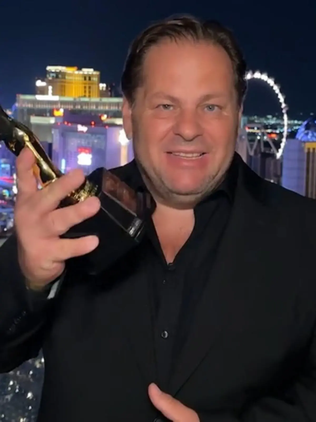 Mayk Azzato räumt in Las Vegas ab! Aber nicht den Hauptgewinn, sondern den Vegas Movie Award. Der hessische Fotograf und Filmemacher landete mit seinem Film „Space Table Symphony“ einen Volltreffer. Was der Frankfurter in Las Vegas sonst noch so erlebt hat, erzählt er im Video.