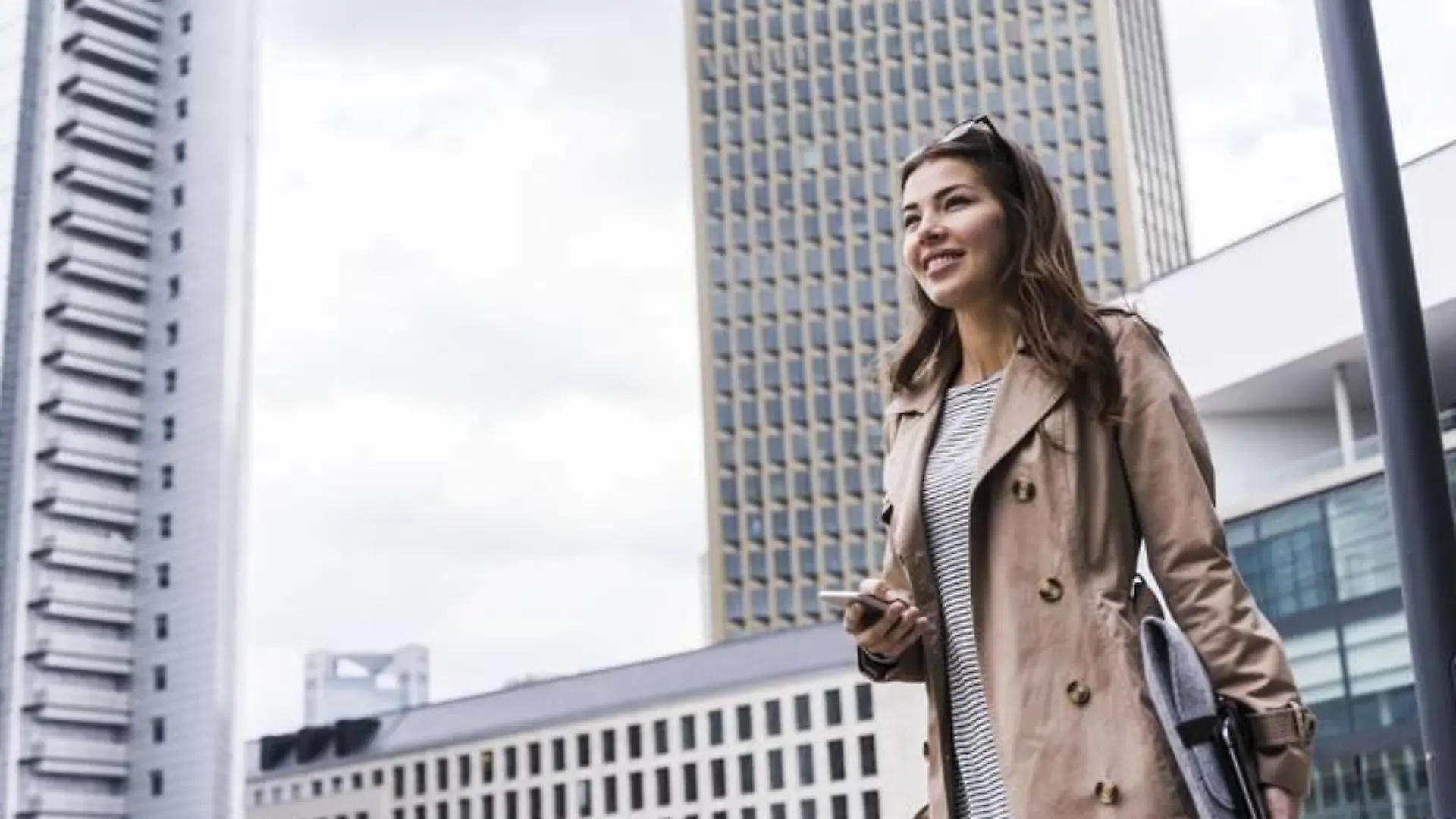 Frau vor Hochhaus