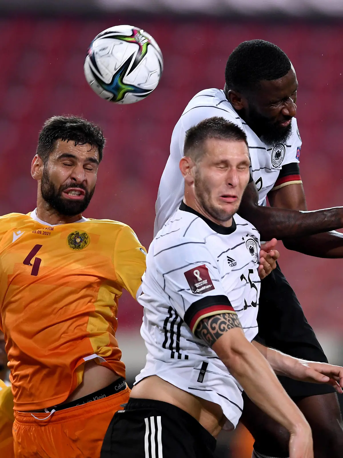 FUSSBALL INTERNATIONAL QUALIFIKATION WM 2022 Katar in Stuttgart Gruppe J Deutschland - Armenien 05.09.2021 Tarin Voskanyan Armenien gegen Niklas Suele Deutschland mit Antonio Ruediger Deutschland *** FOOTBALL INTERNATIONAL QUALIFICATION World Cup 2022 Qatar in Stuttgart Group J Germany Armenia 05 09 2021 Tarin Voskanyan Armenia v Niklas Suele Germany with Antonio Ruediger Germany 