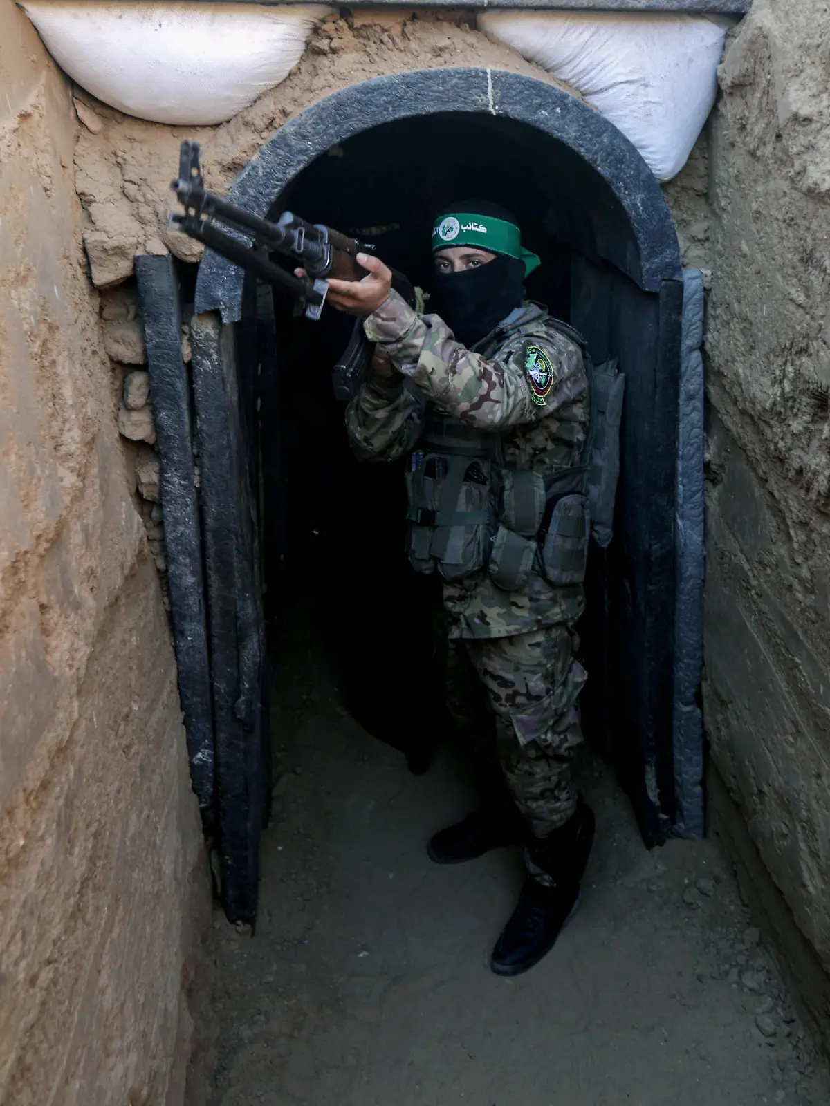 Ein Hamas-Terrorist steht vor einem Tunneleingang