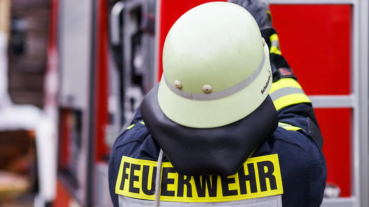 ARCHIV - 05.11.2022, Baden-Württemberg, Staufen: Ein Feuerwehrmann holt während einer Einsatzübung einer Freiwilligen Feuerwehr eine Leiter vom Dach eines Einsatzfahrzeugs. (zu dpa/lsw  «Feuerwehr rückt wegen Bränden so oft aus wie nie») Foto: Philipp von Ditfurth/dpa +++ dpa-Bildfunk +++