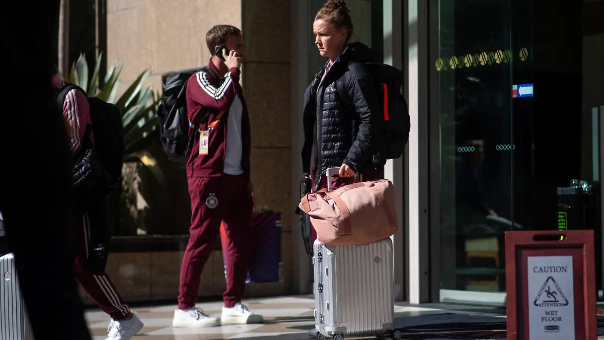 Marina Hegering (Deutschland, #05) mit Koffer, AUS, Abreise DFB Frauen Nationalmannschaft aus dem Marriott Hotel Brisbane nach dem Ausscheiden aus der Gruppenphase, FIFA Frauen Fussball Weltmeisterschaft Australien 2023, 04.08.2023 Foto: Eibner-Pressefoto/Michael Memmler