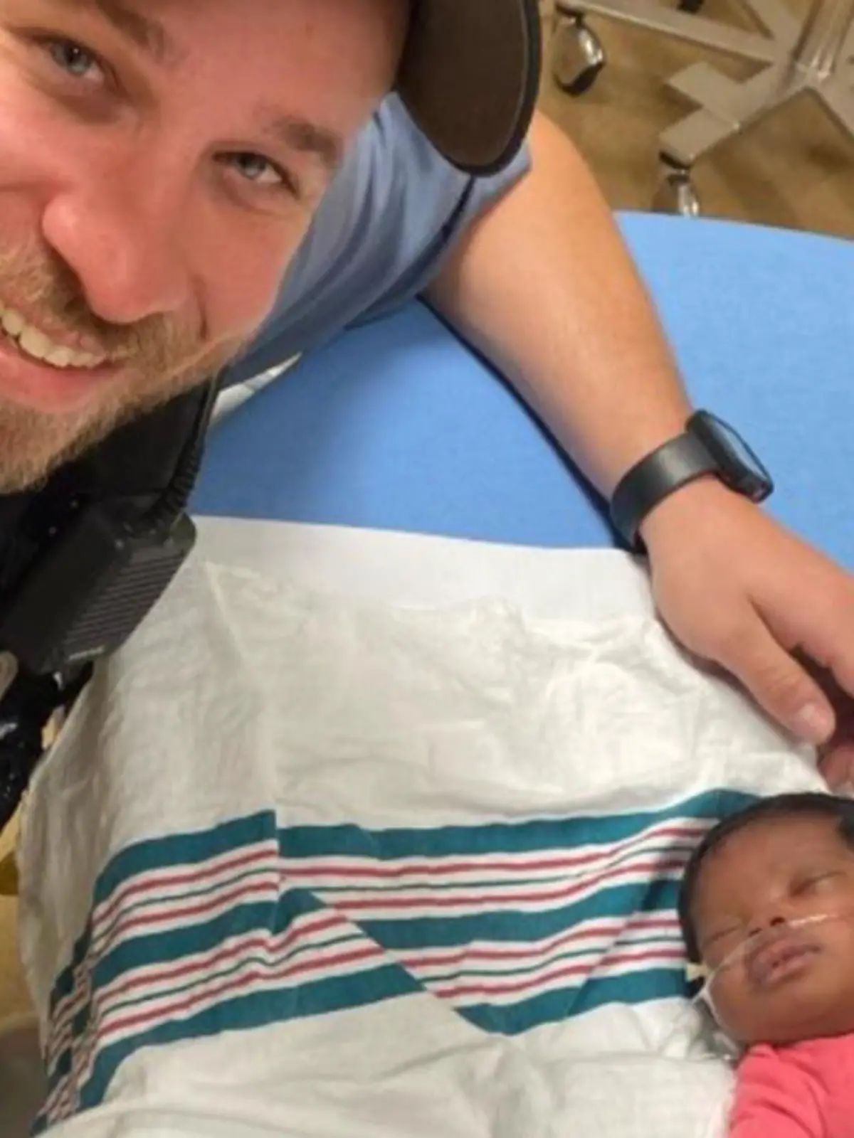 Polizist  Richard DuChaine und die kleine Kamiyah Allen im Krankenhaus.