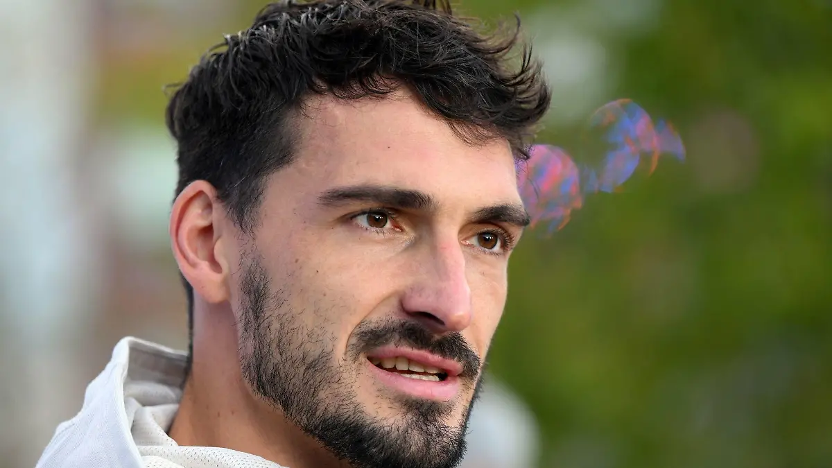 Deutschlands Mats Hummels beantwortet die Fragen von Journalisten im Teamhotel.