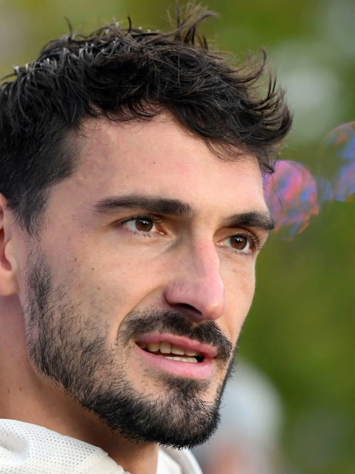 Deutschlands Mats Hummels beantwortet die Fragen von Journalisten im Teamhotel.