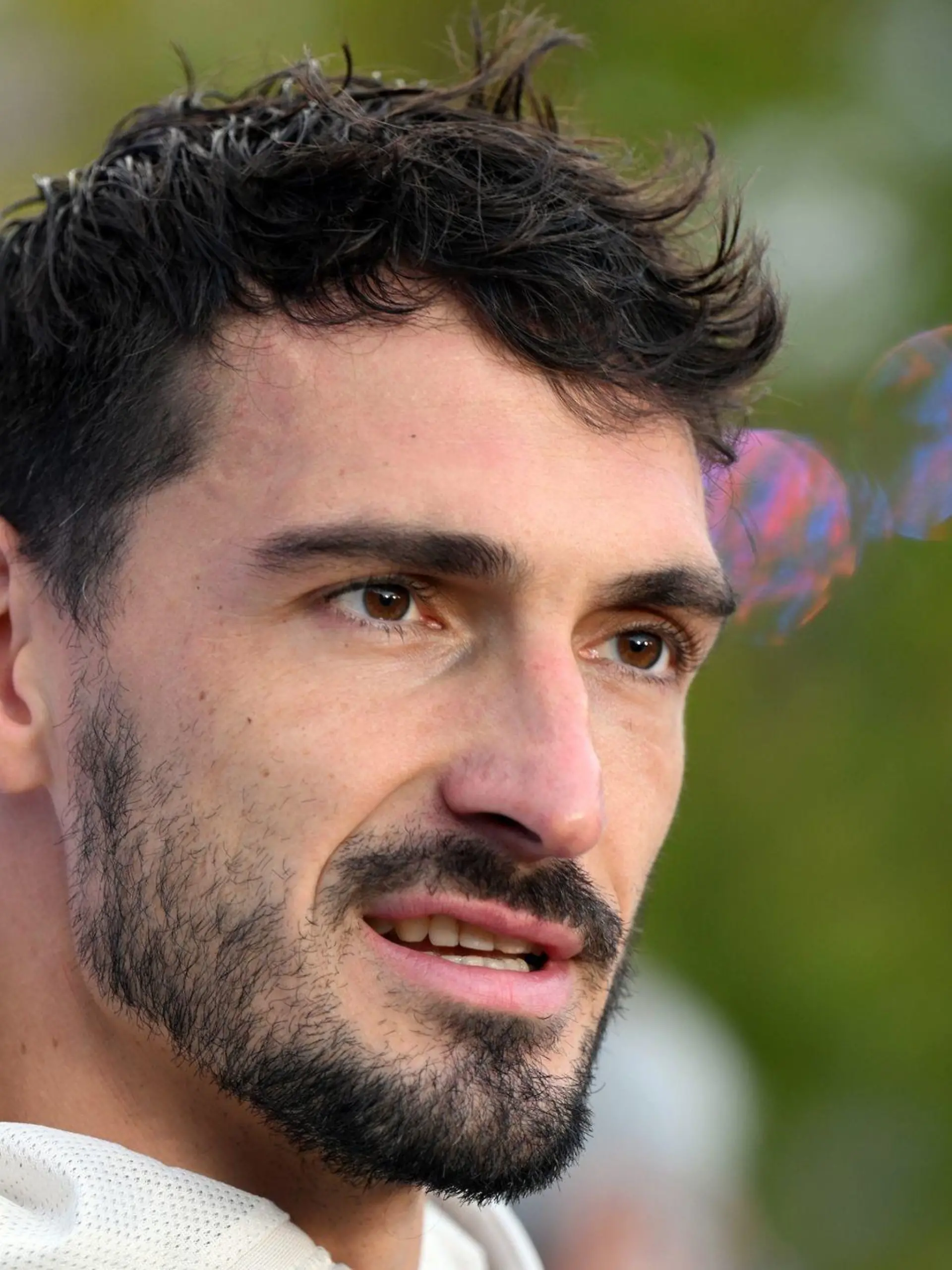 Deutschlands Mats Hummels beantwortet die Fragen von Journalisten im Teamhotel.