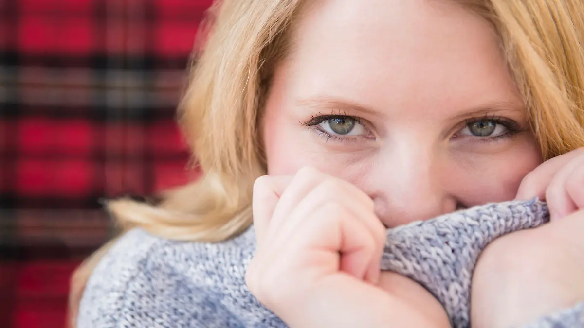 Portrait of blond woman wearing ssweater, Bildnis der blonden Frau, die ssweater haelt Keine Weitergabe an Drittverwerter.