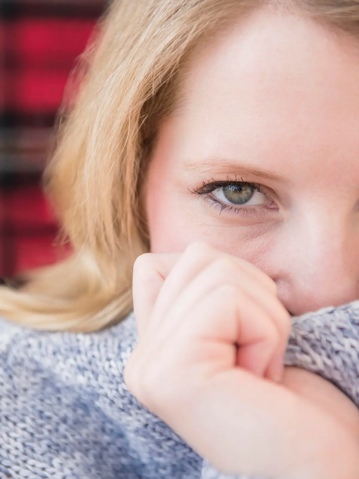 Portrait of blond woman wearing ssweater, Bildnis der blonden Frau, die ssweater haelt Keine Weitergabe an Drittverwerter.